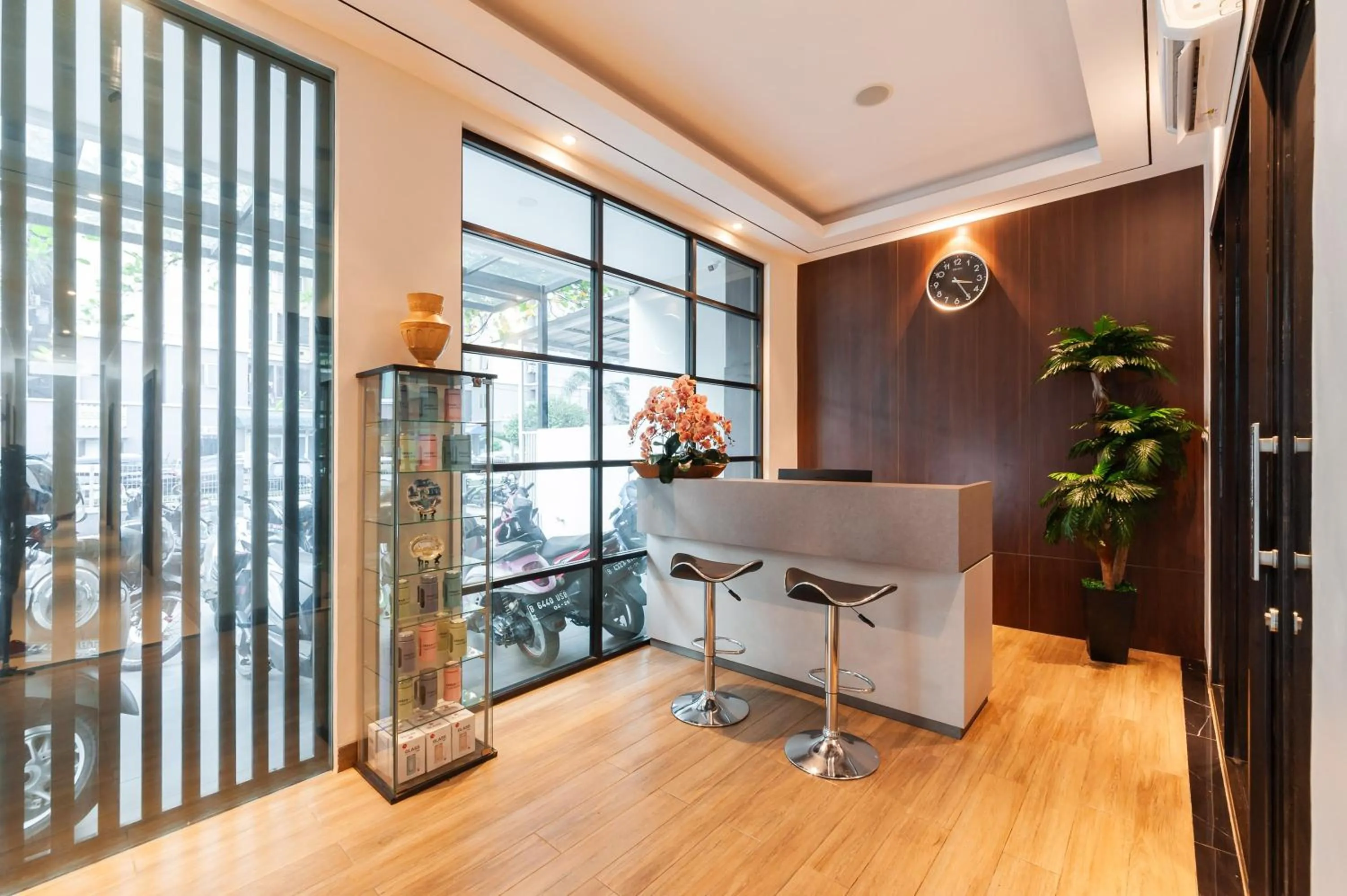 Lobby or reception in Urbanview Hotel Cengkareng Jakarta by RedDoorz