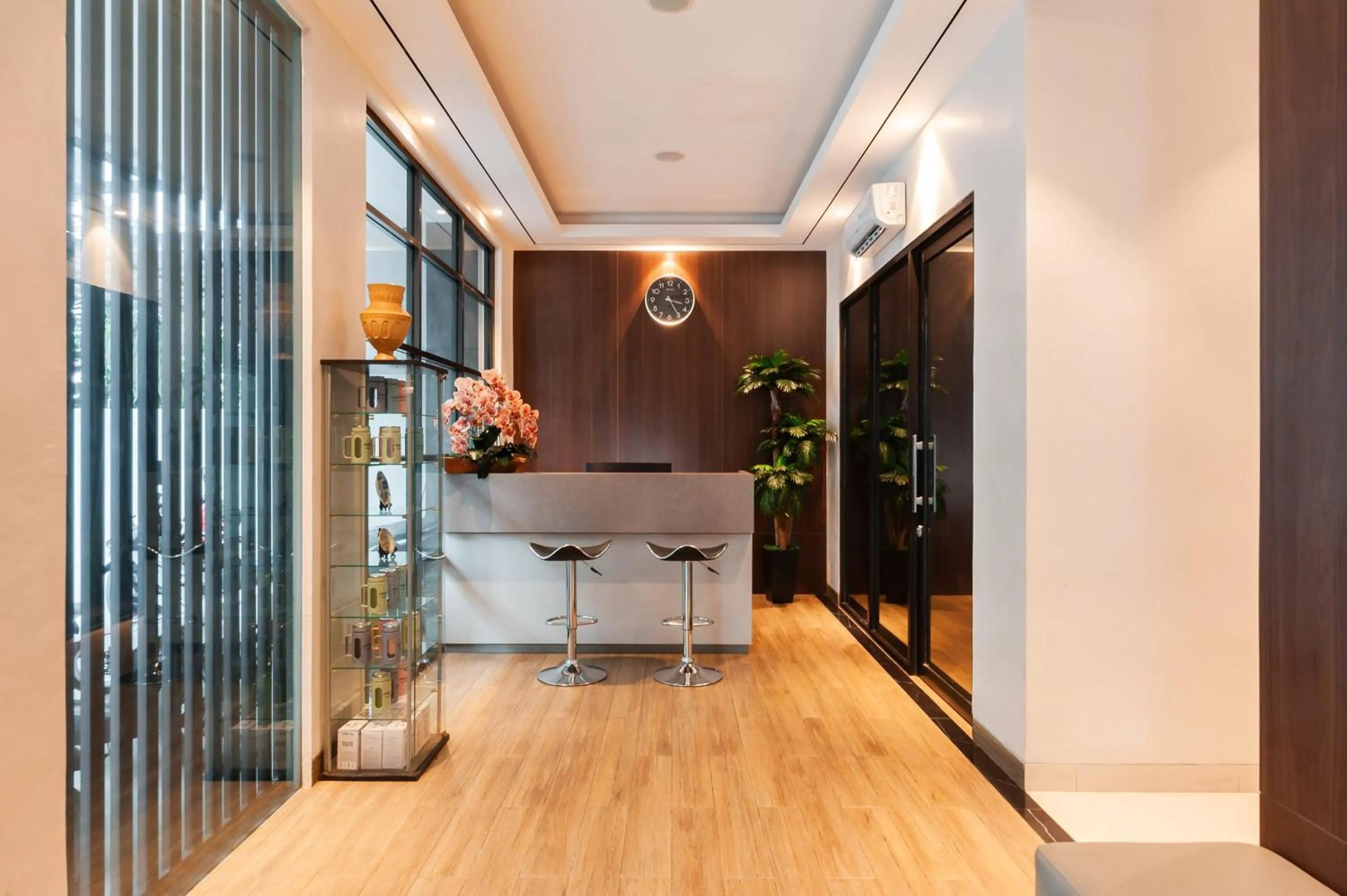 Lobby or reception in Urbanview Hotel Cengkareng Jakarta by RedDoorz