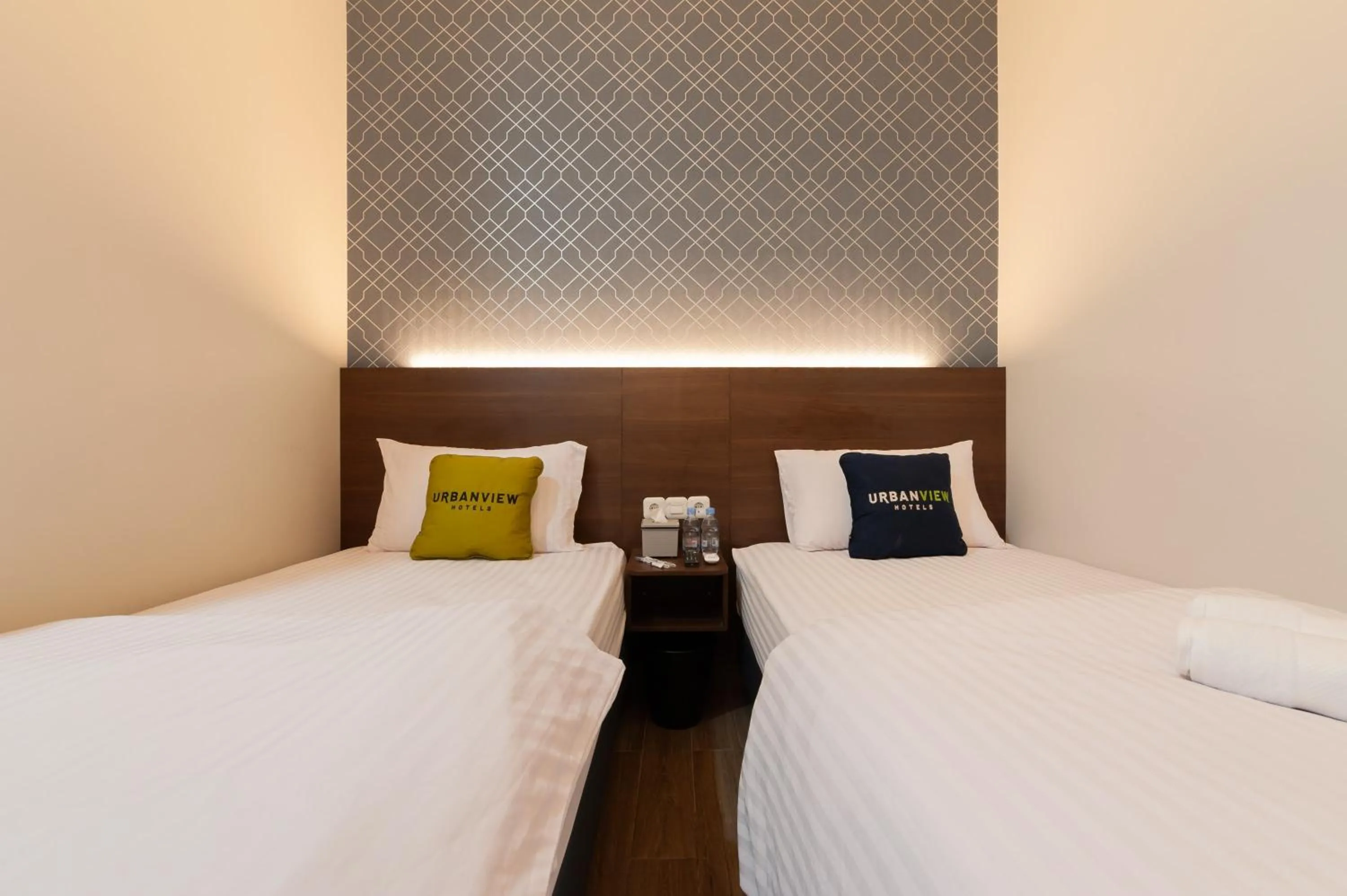 Bed in Urbanview Hotel Cengkareng Jakarta by RedDoorz