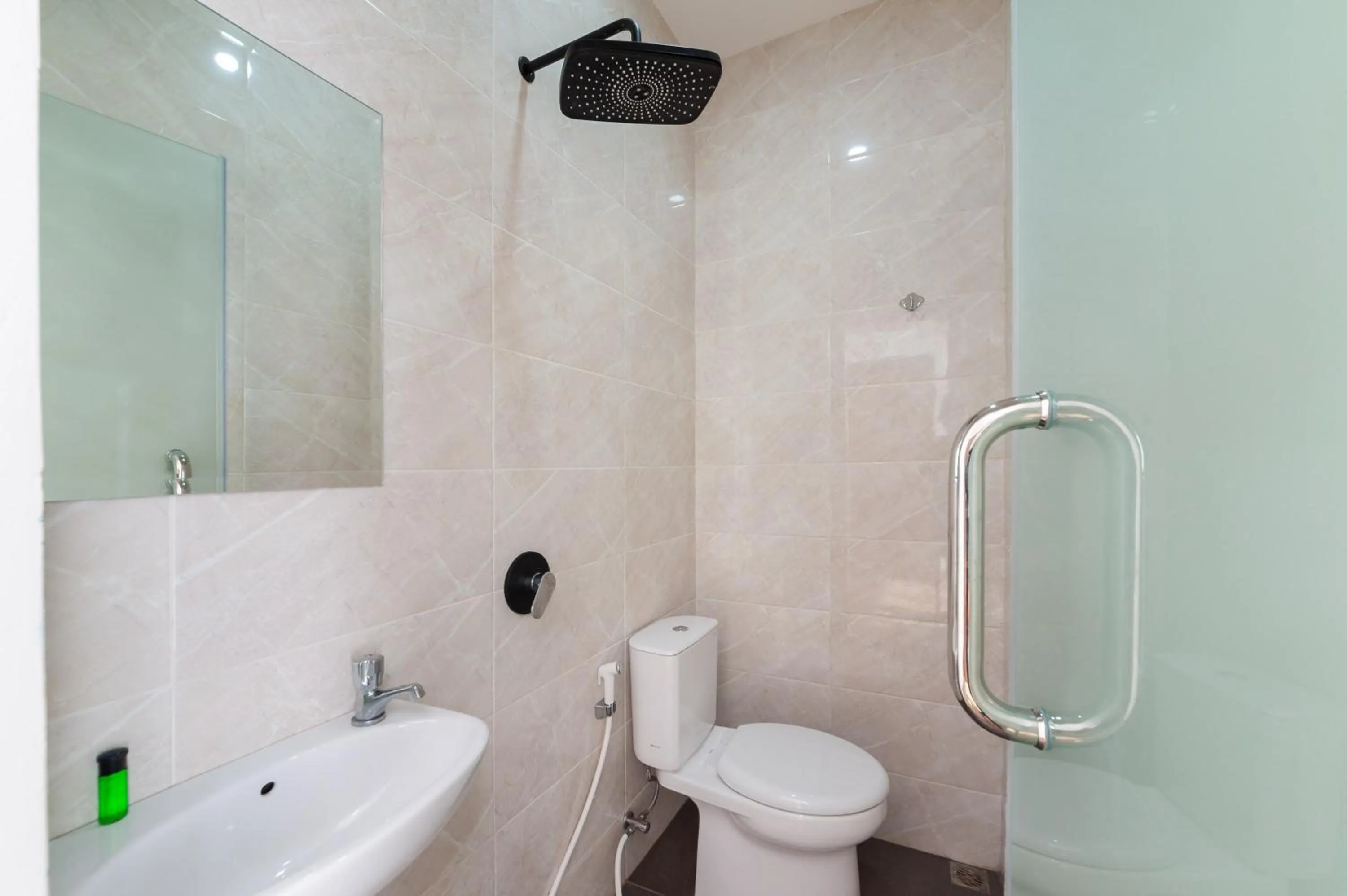 Bathroom in Urbanview Hotel Cengkareng Jakarta by RedDoorz