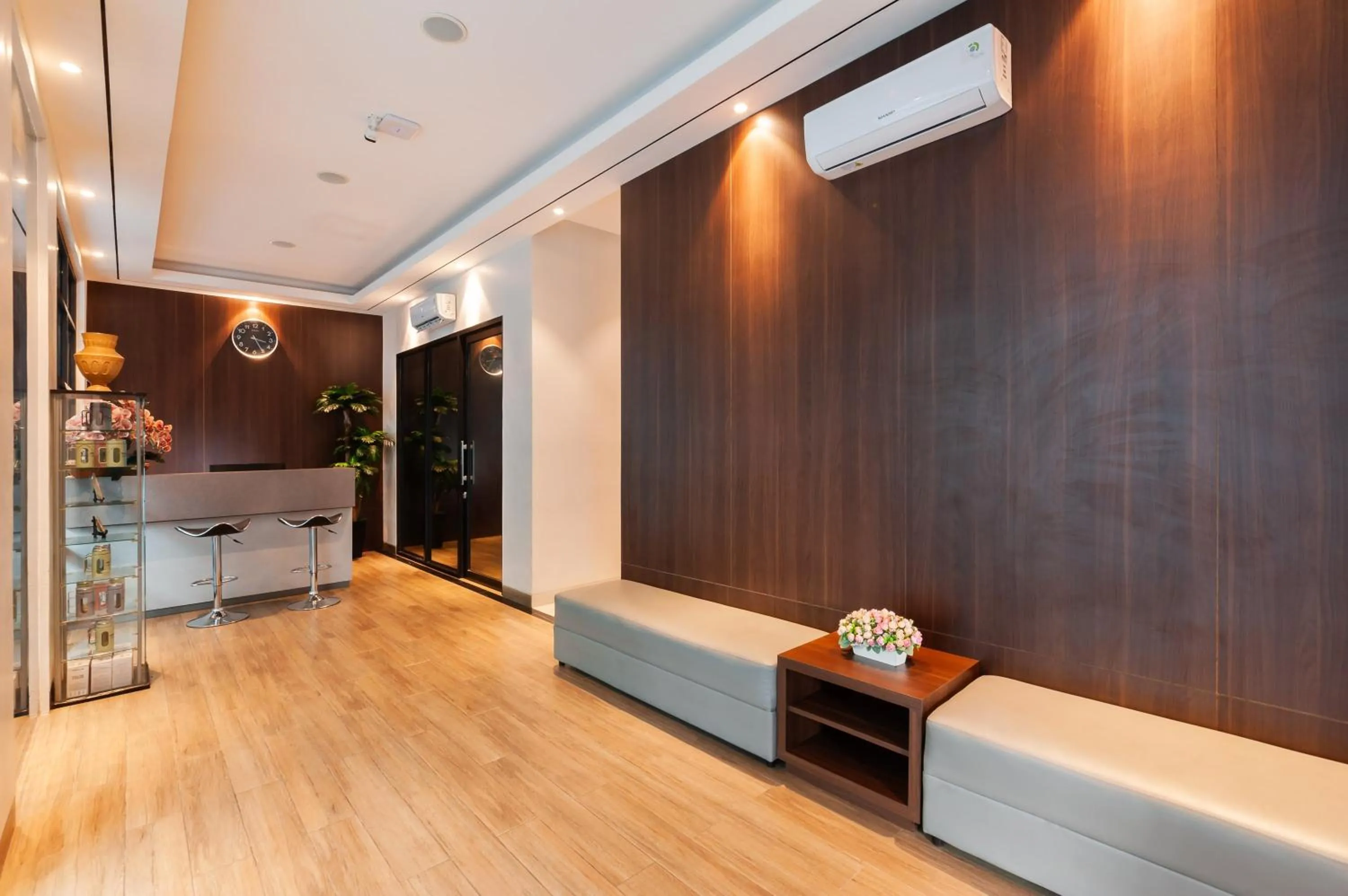 Lobby or reception in Urbanview Hotel Cengkareng Jakarta by RedDoorz