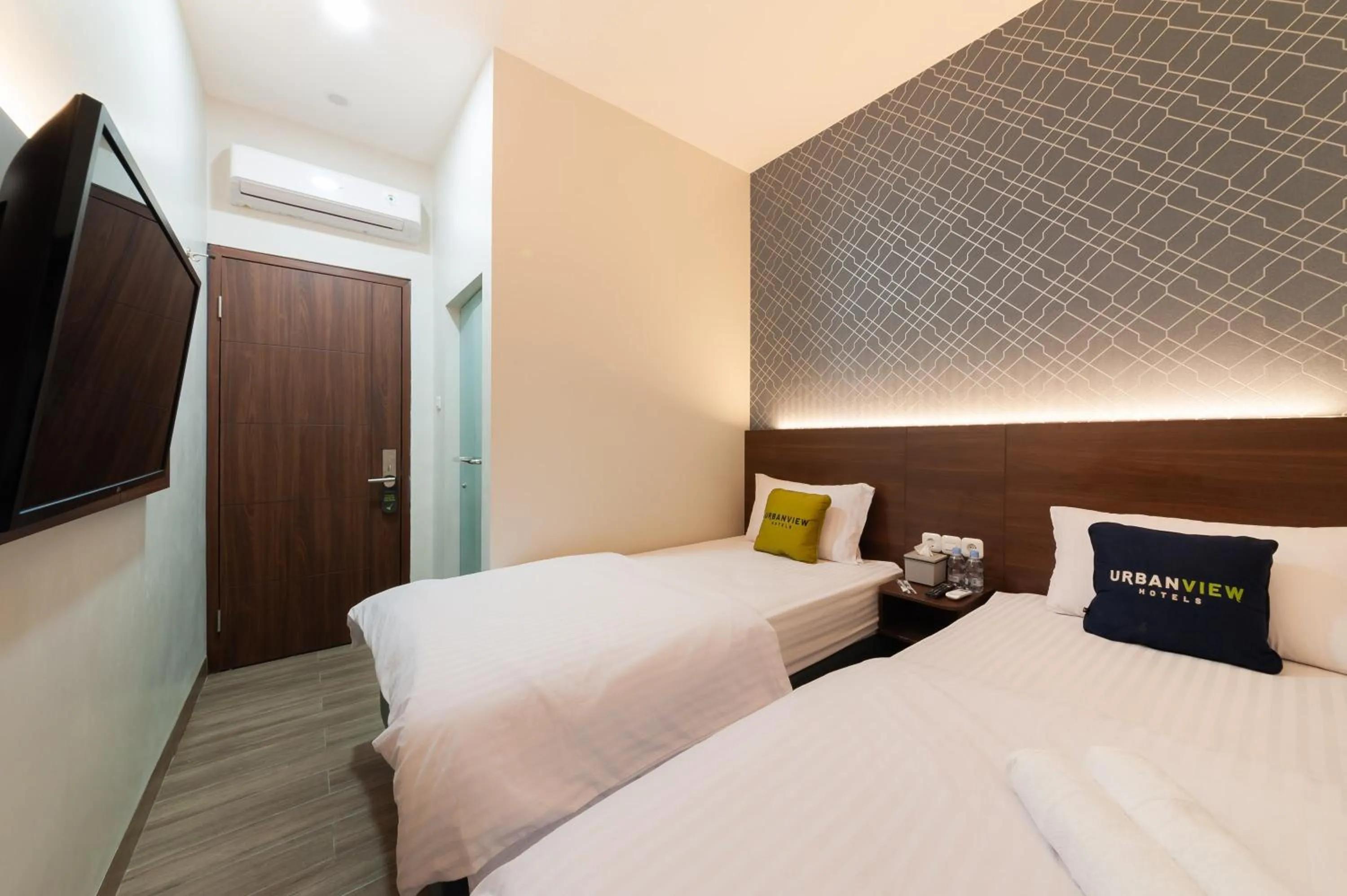 Bed in Urbanview Hotel Cengkareng Jakarta by RedDoorz