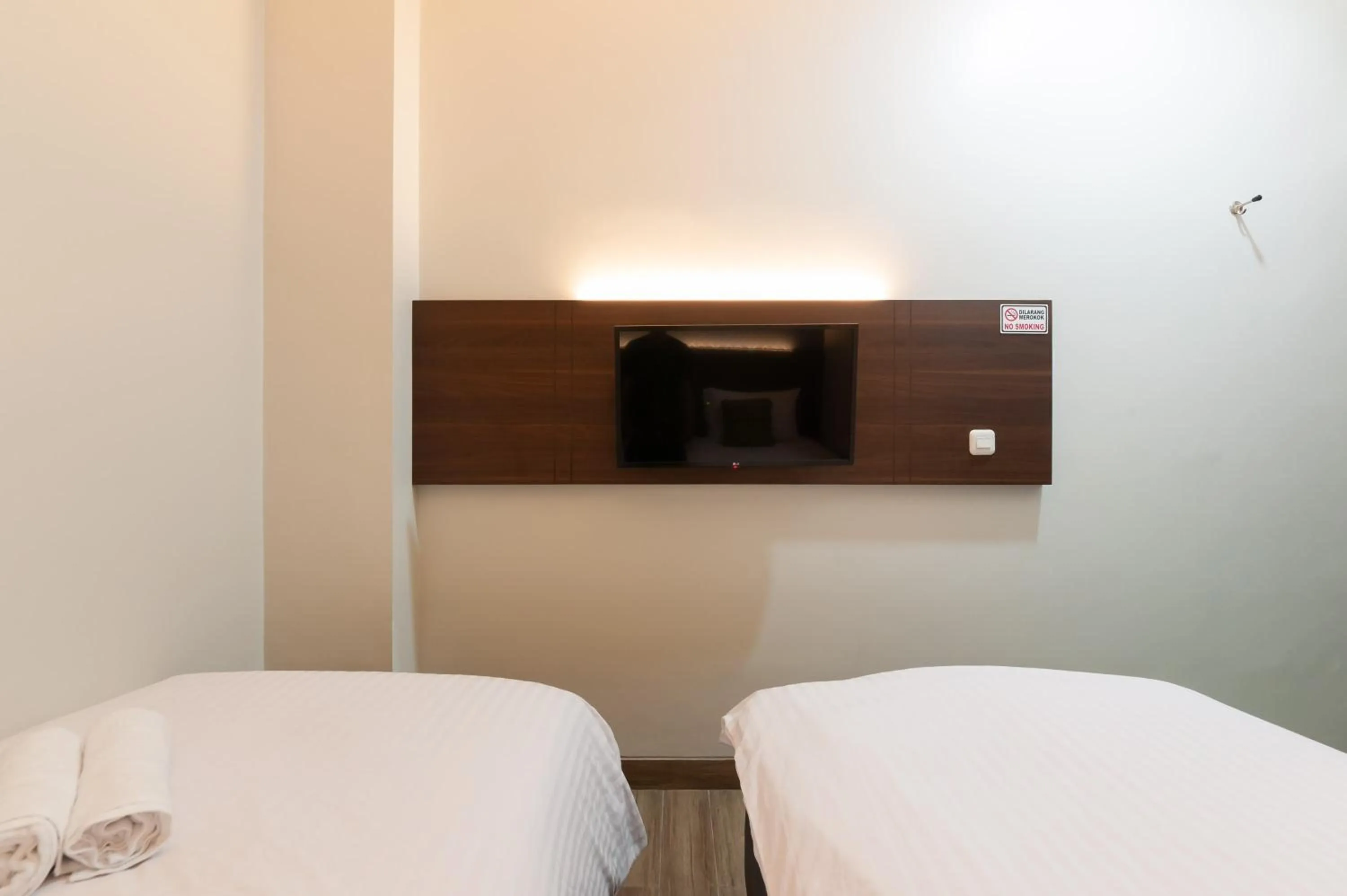Bed in Urbanview Hotel Cengkareng Jakarta by RedDoorz