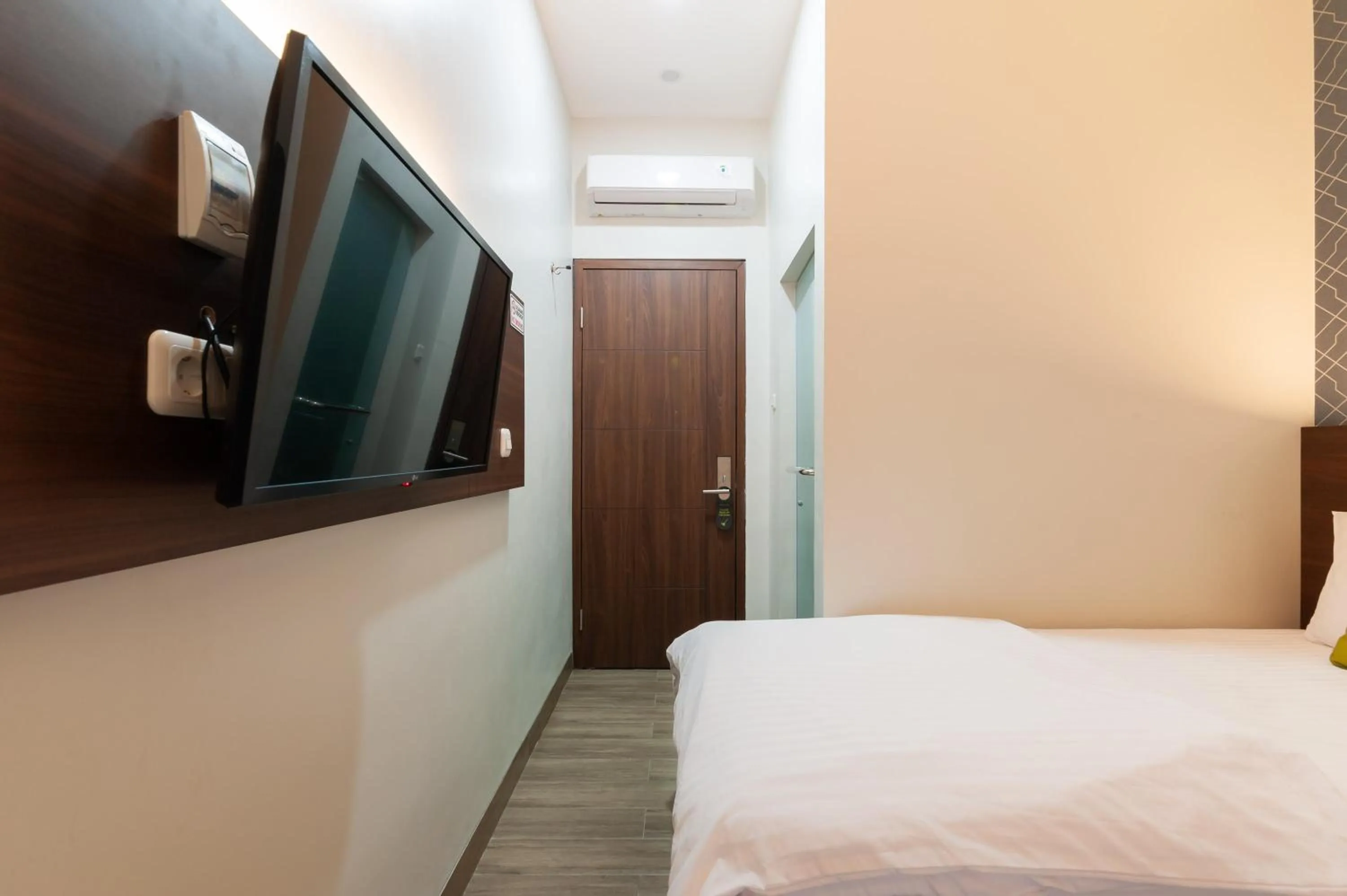 Bed in Urbanview Hotel Cengkareng Jakarta by RedDoorz