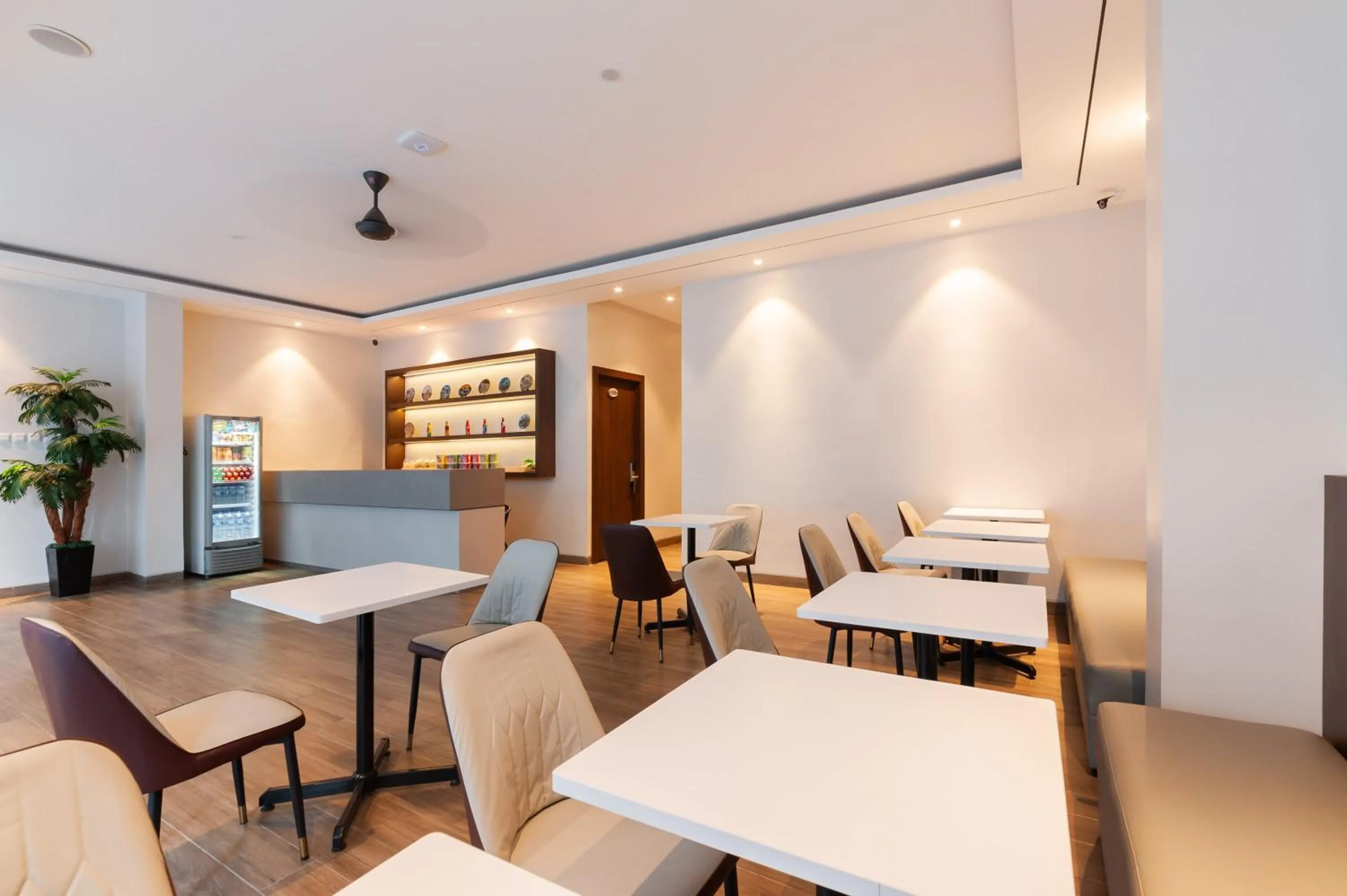 Seating area in Urbanview Hotel Cengkareng Jakarta by RedDoorz