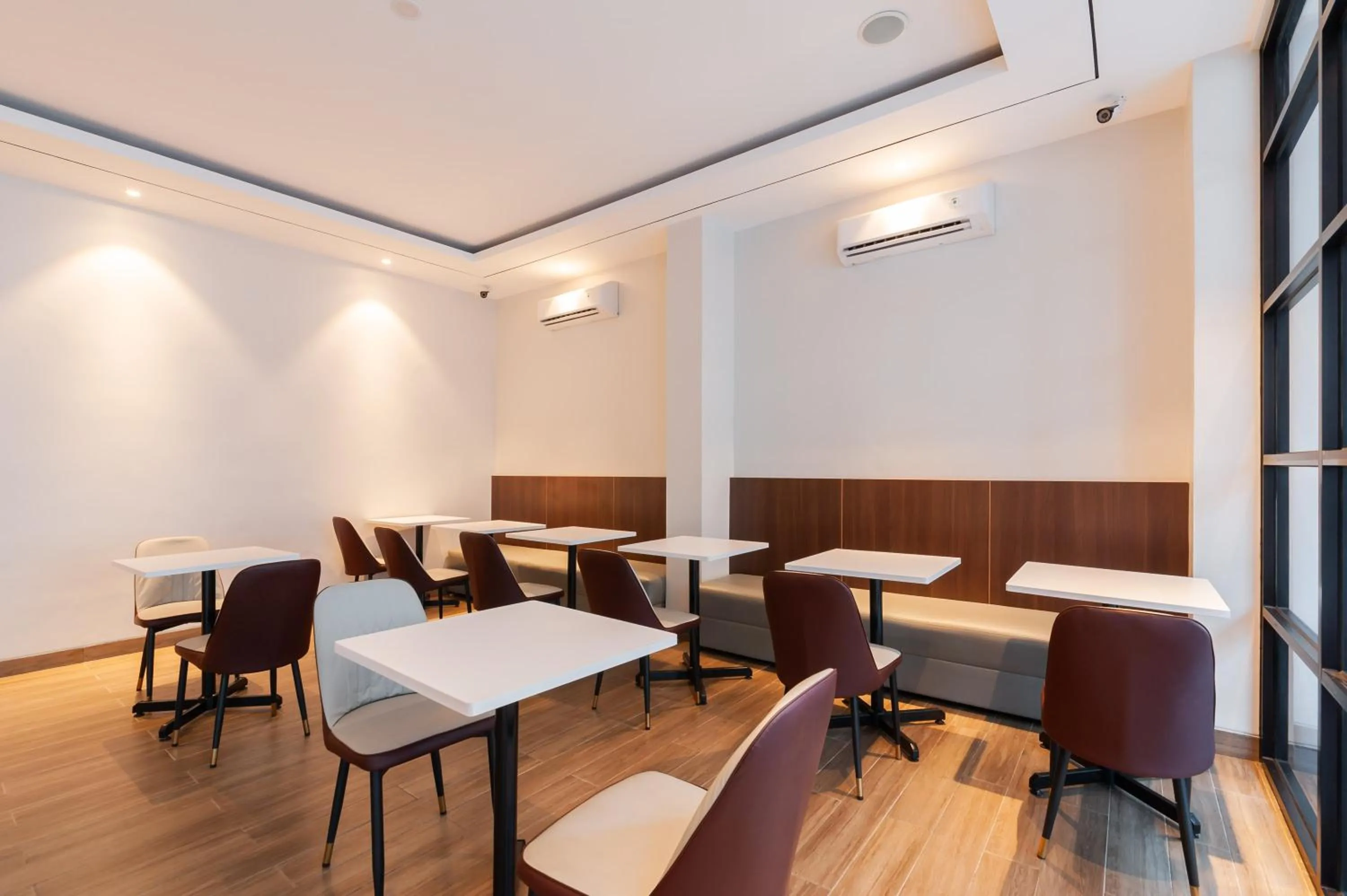 Seating area in Urbanview Hotel Cengkareng Jakarta by RedDoorz