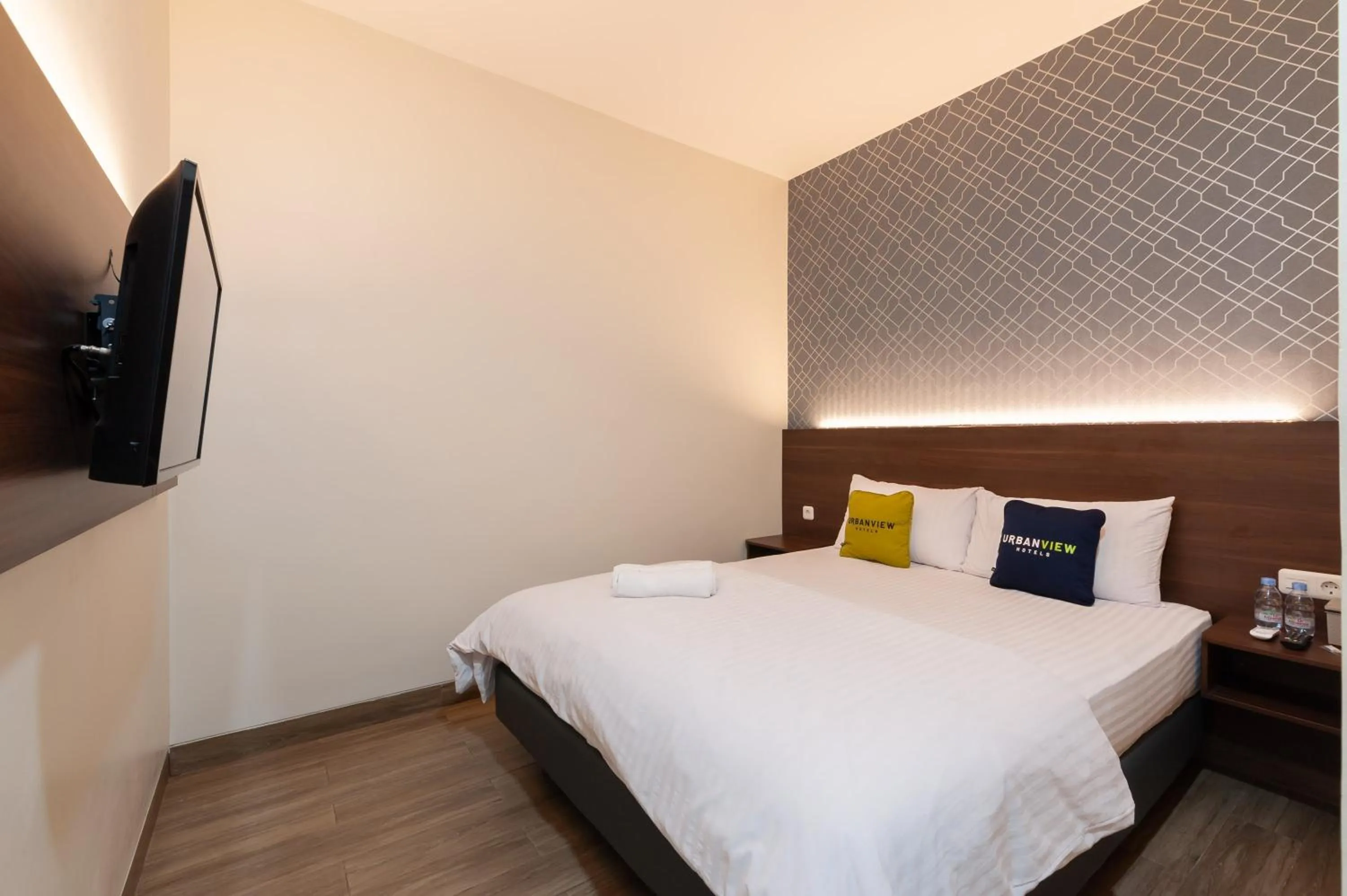 Bed in Urbanview Hotel Cengkareng Jakarta by RedDoorz