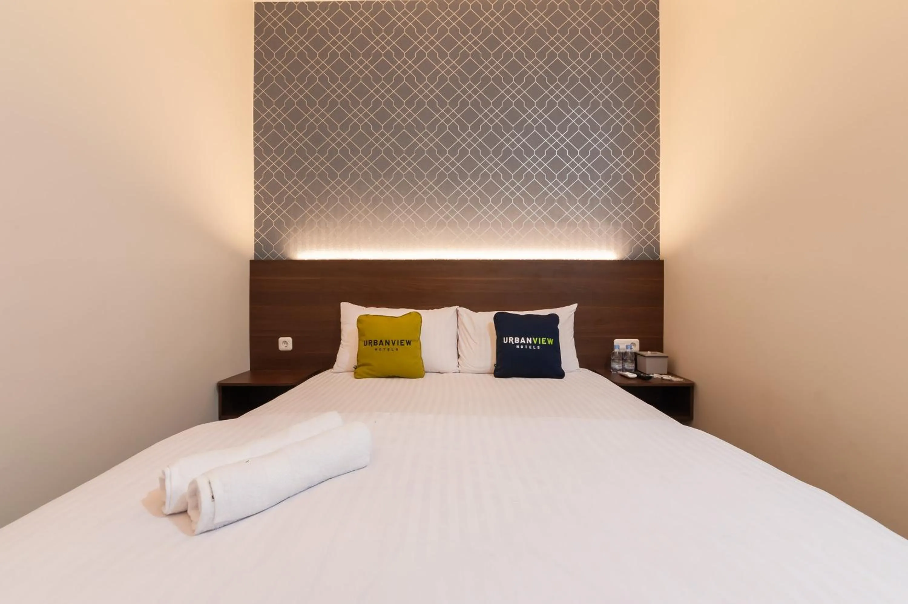 Bed in Urbanview Hotel Cengkareng Jakarta by RedDoorz