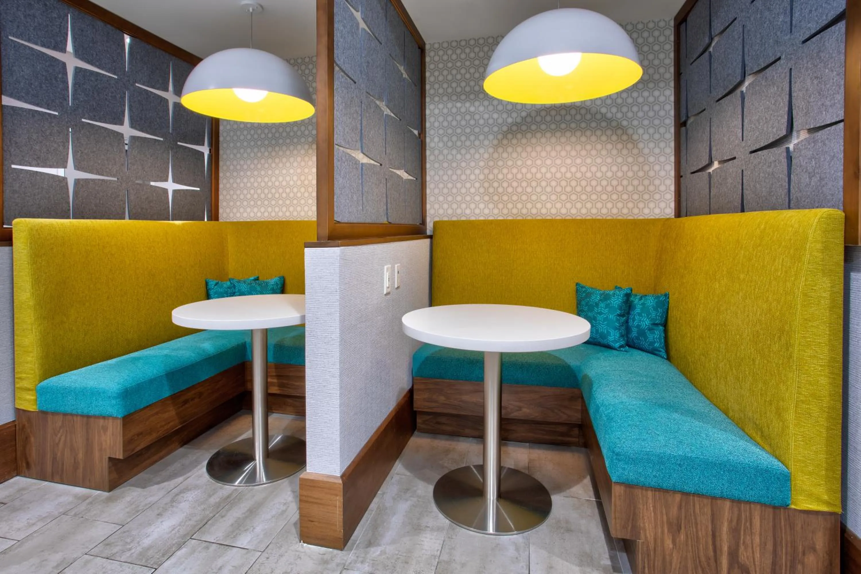 Business facilities, Bed in Hampton Inn Paris, Tn