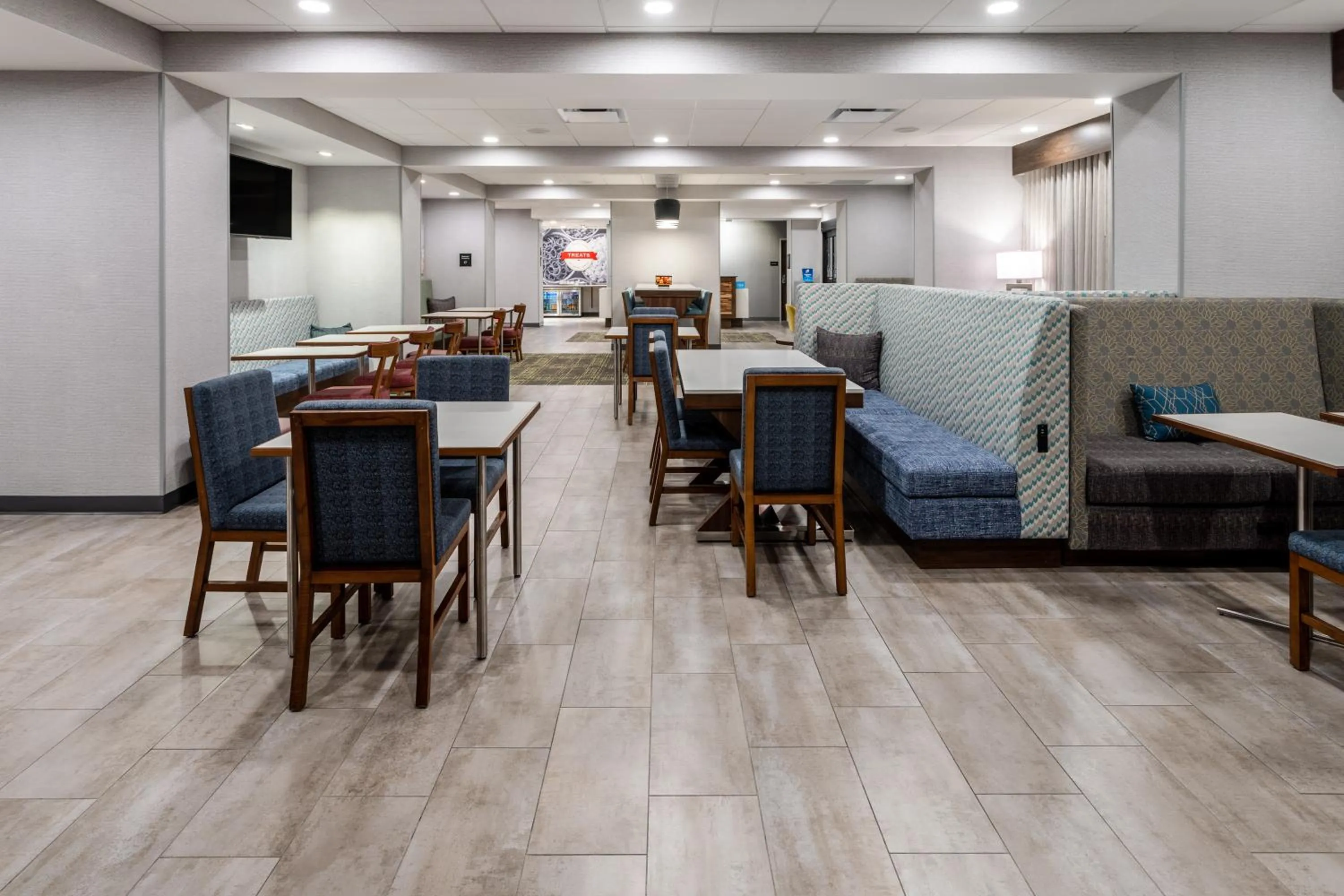 Communal lounge/ TV room in Hampton Inn Monticello, Ny