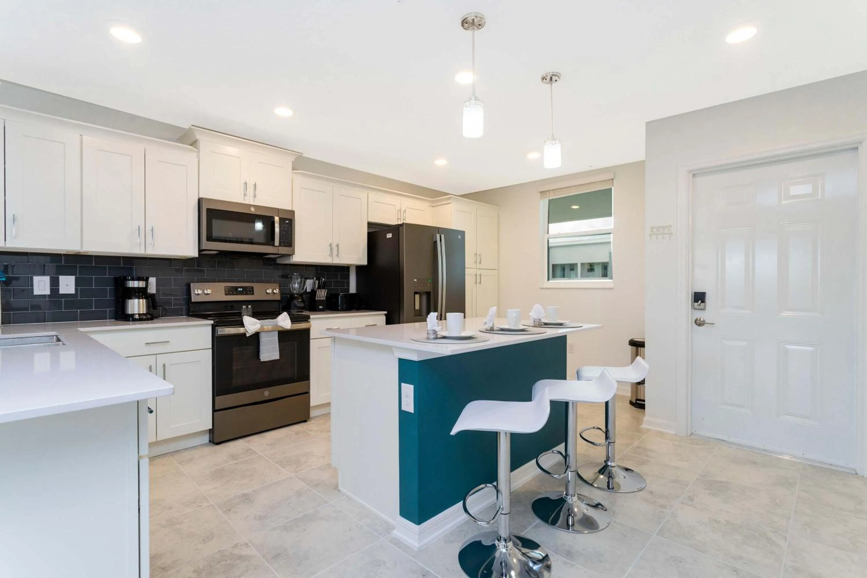 Gorgeous 2 Bedroom Apartment Close to Disney 305 31911