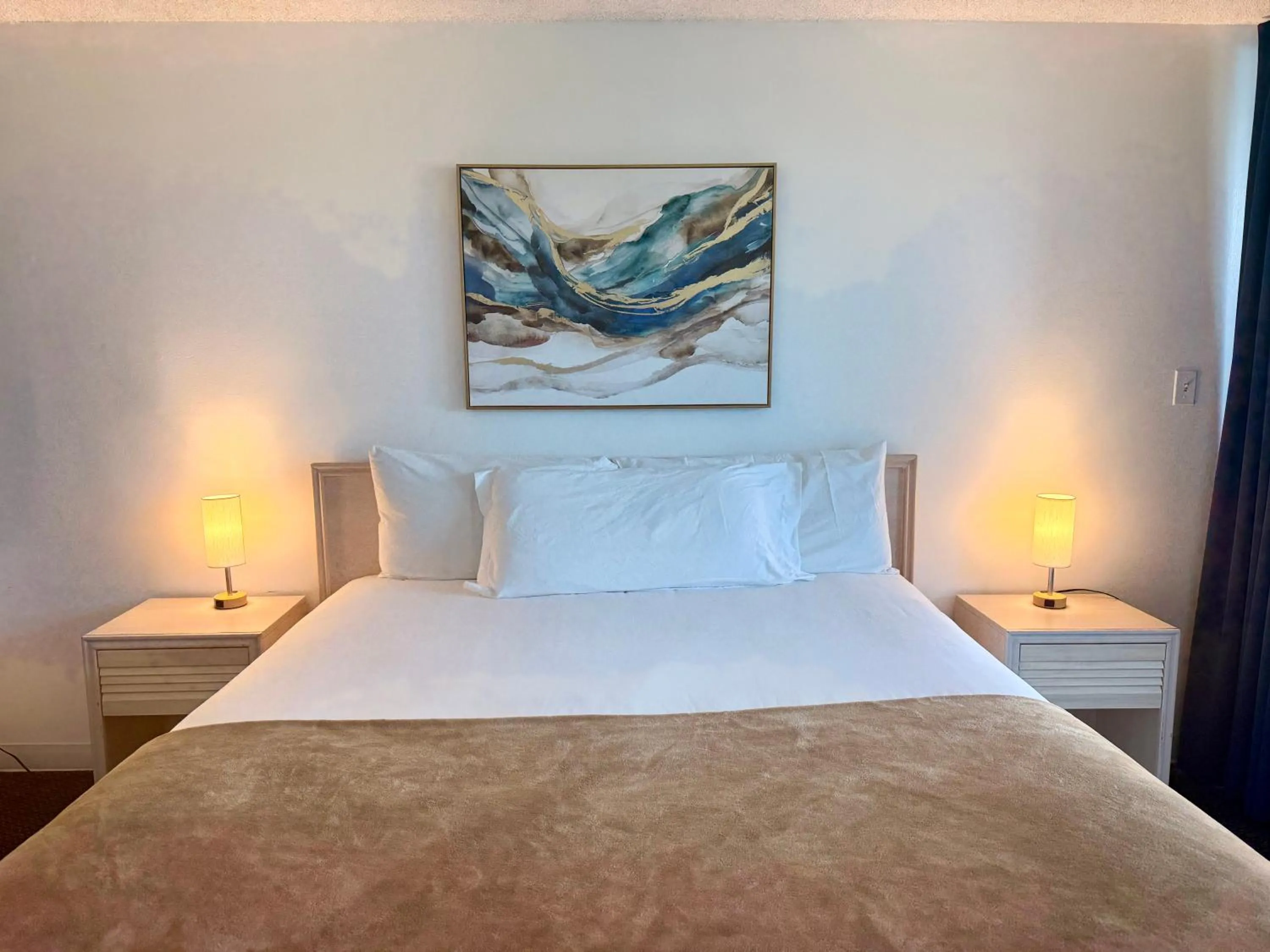 Bed in Foghorn Harbor Inn