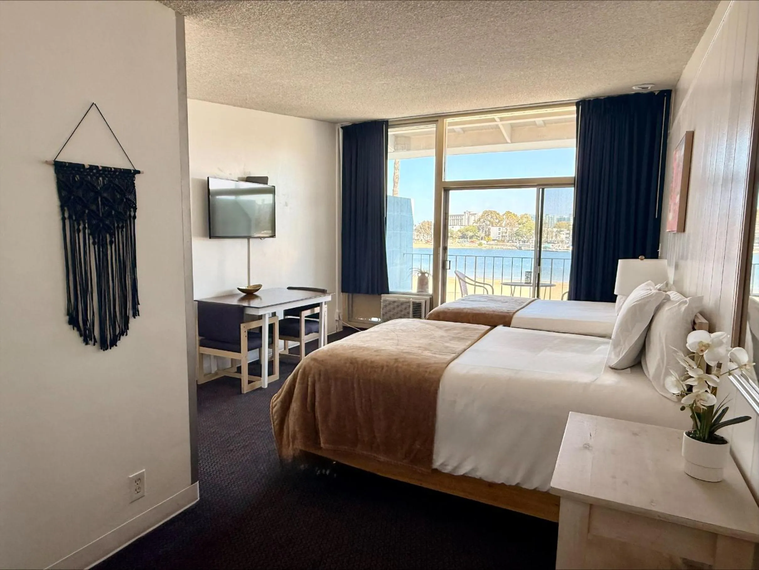 Bed in Foghorn Harbor Inn