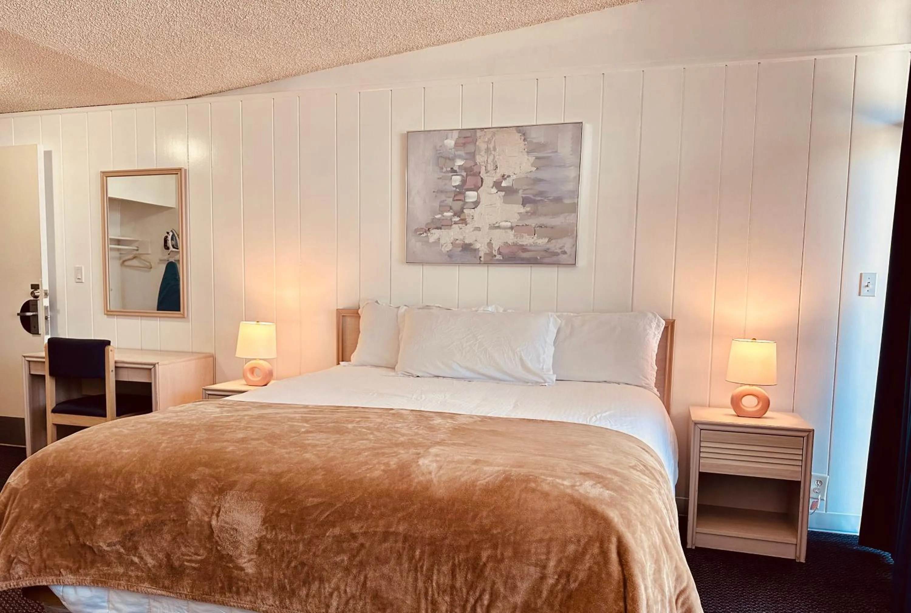 Bed in Foghorn Harbor Inn