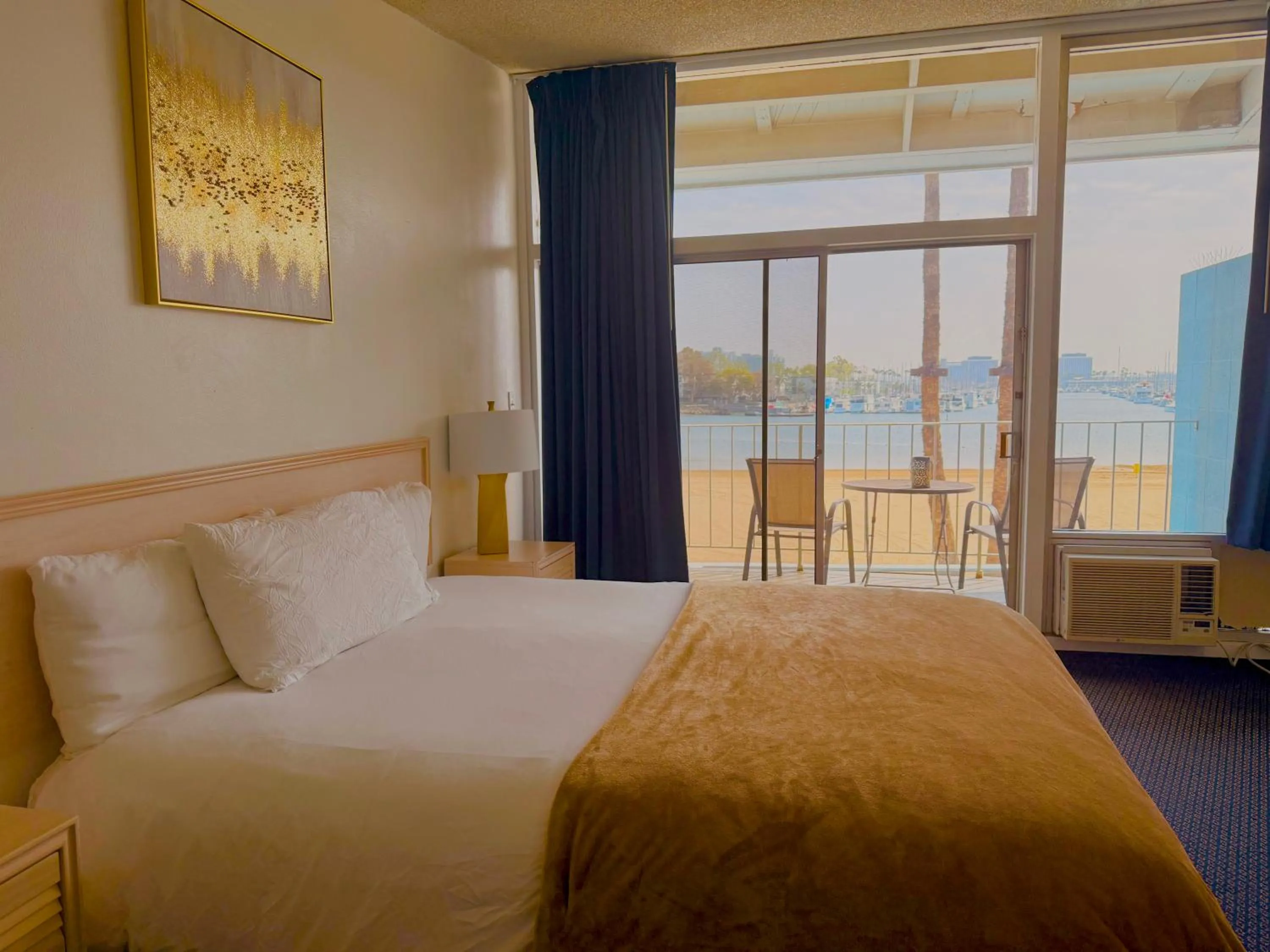 Bed in Foghorn Harbor Inn