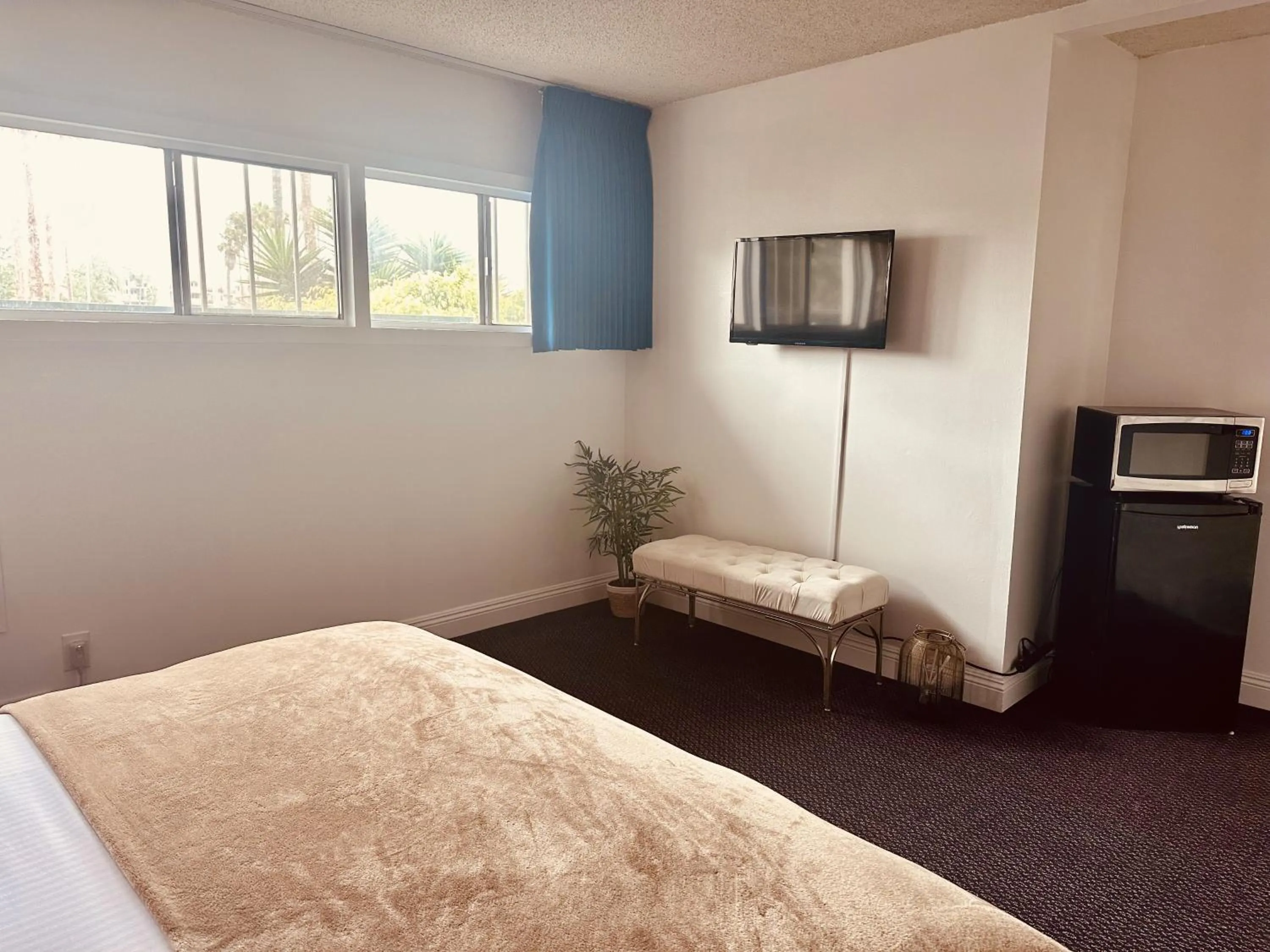 Bed in Foghorn Harbor Inn