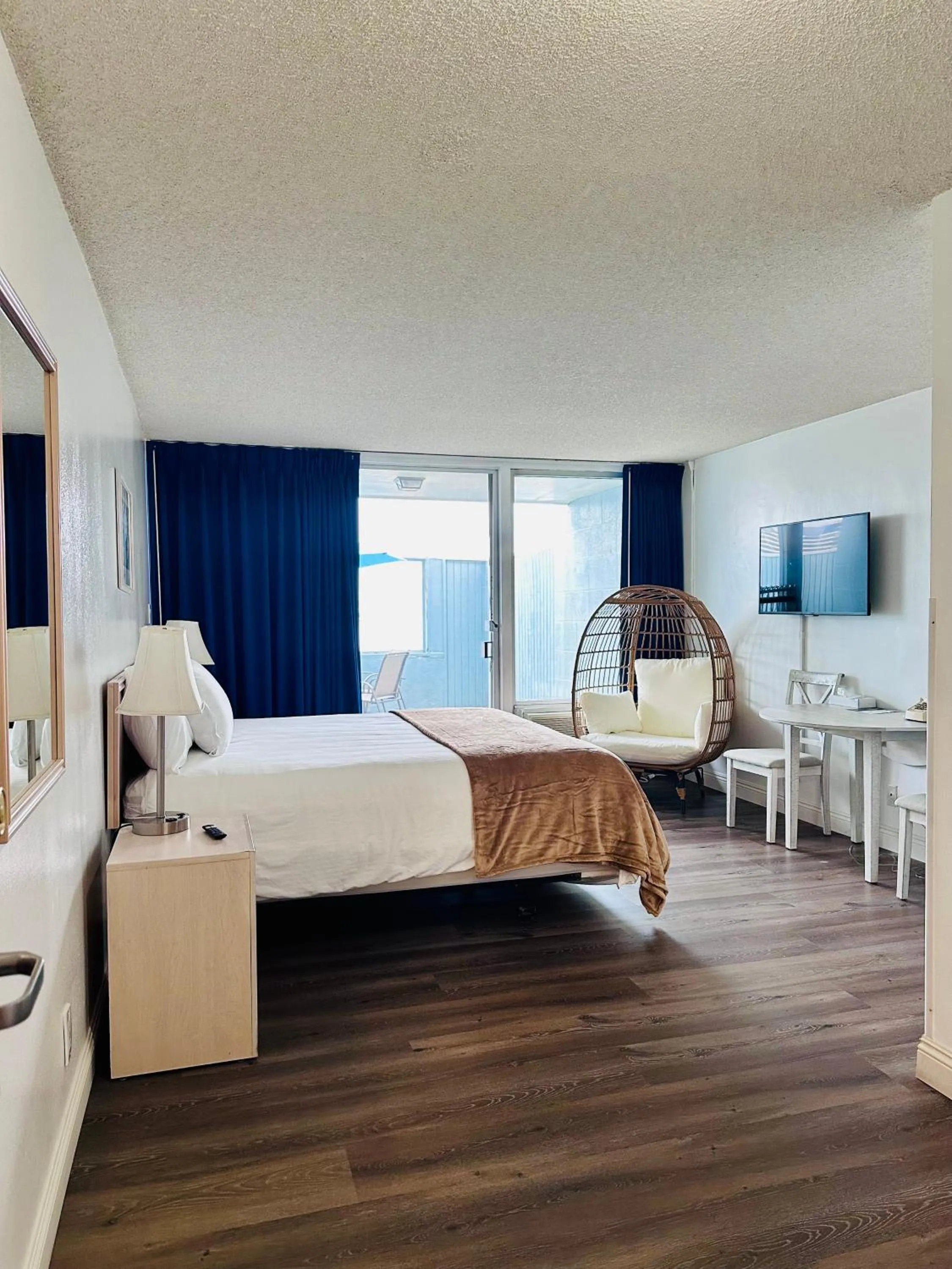 Bed in Foghorn Harbor Inn