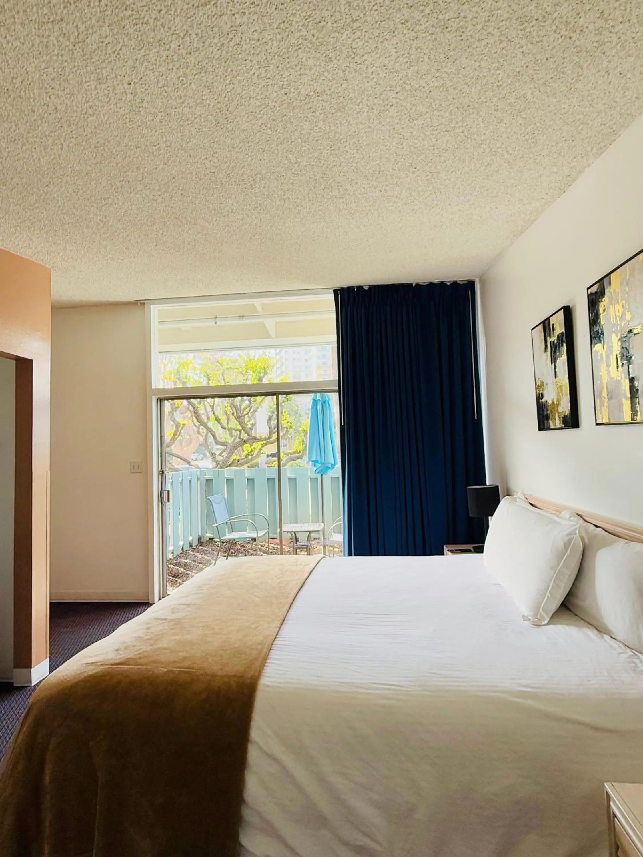 Bed in Foghorn Harbor Inn