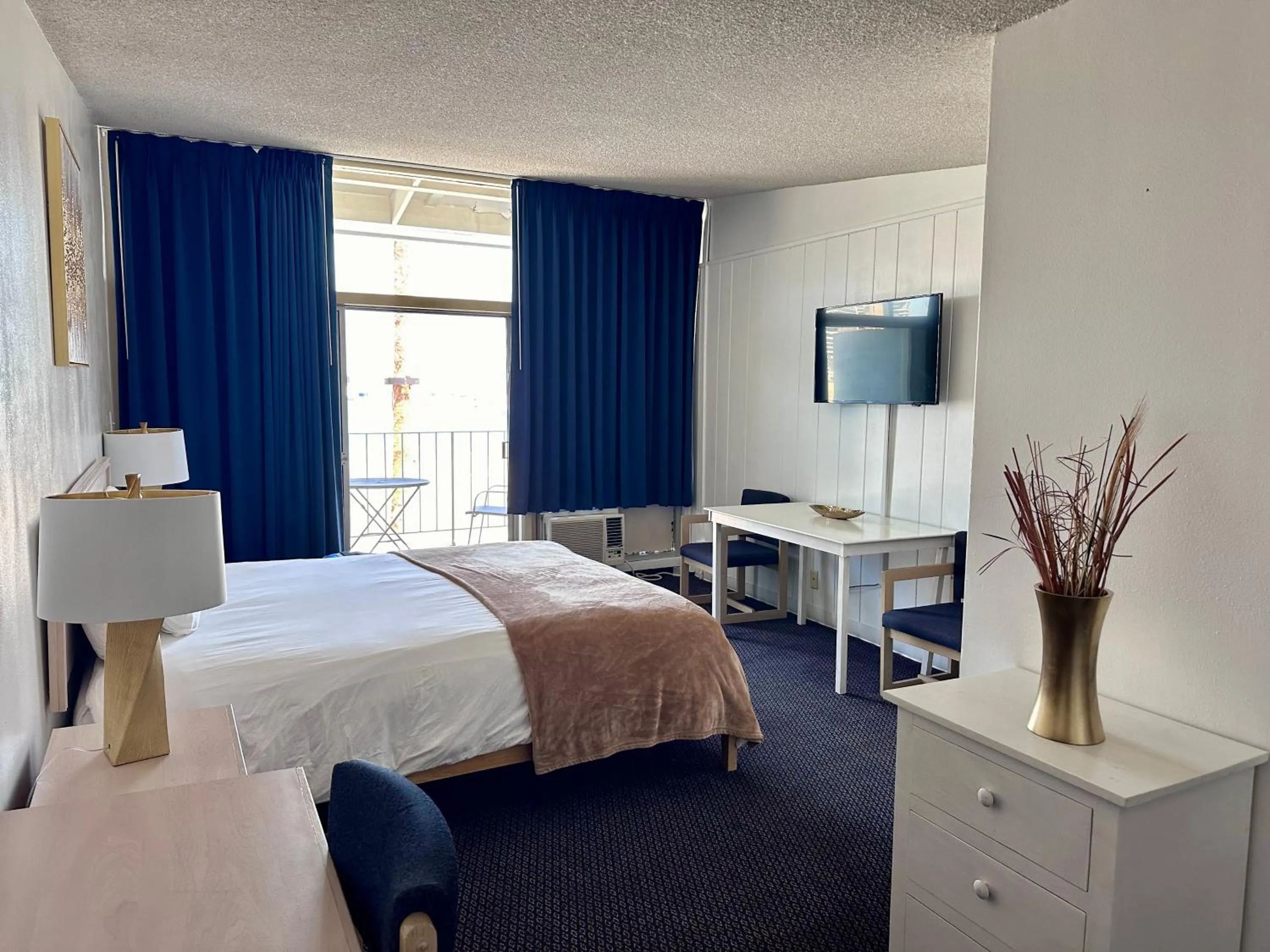 Bed in Foghorn Harbor Inn