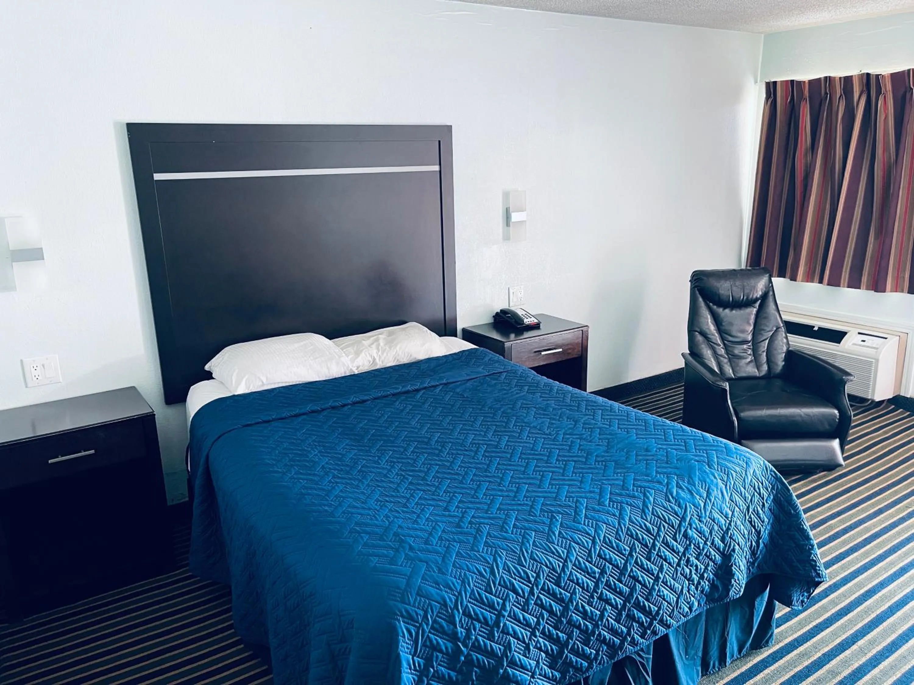 Bedroom, Bed in Executive Inn