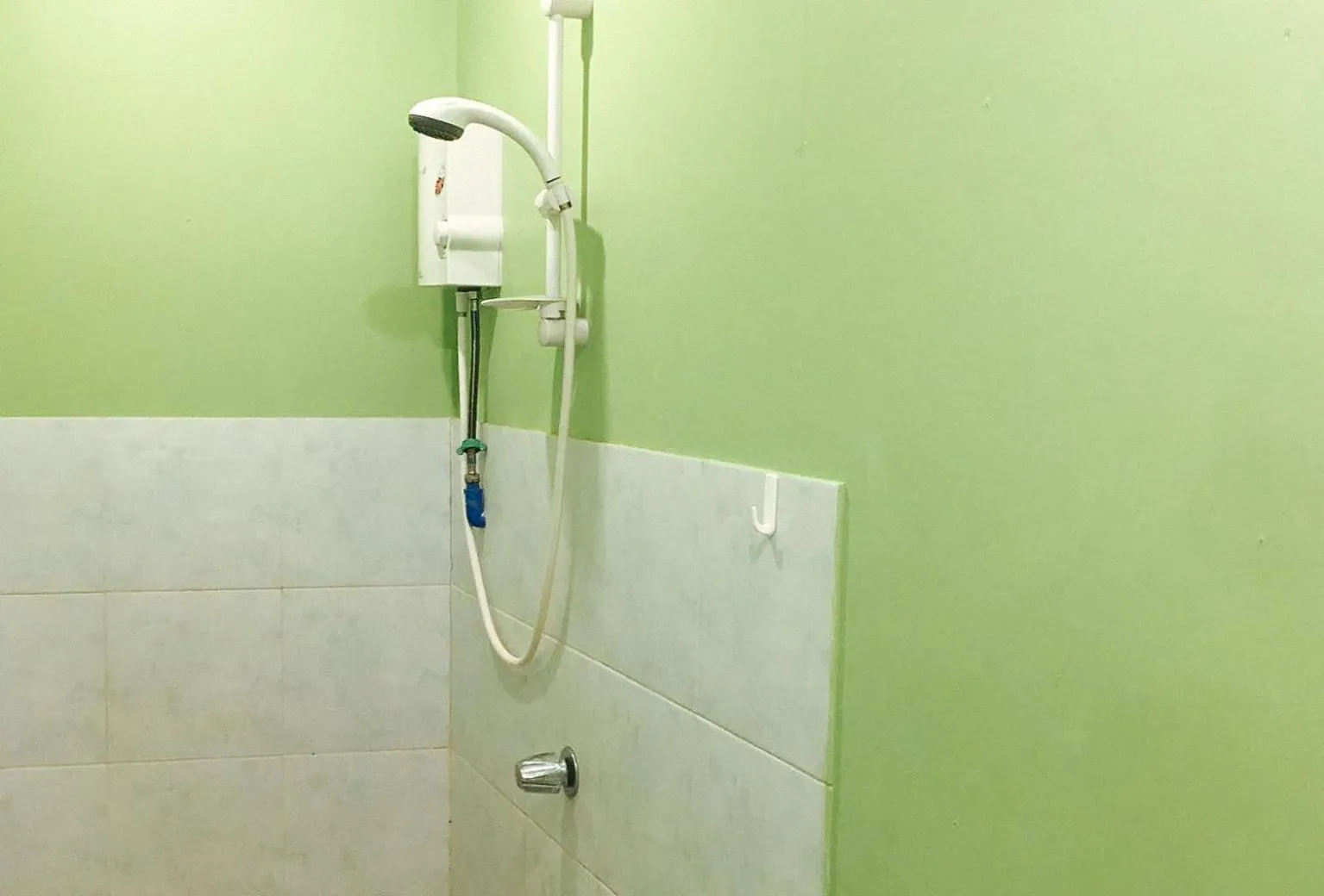 Bathroom in Mainstreet Pension House by RedDoorz