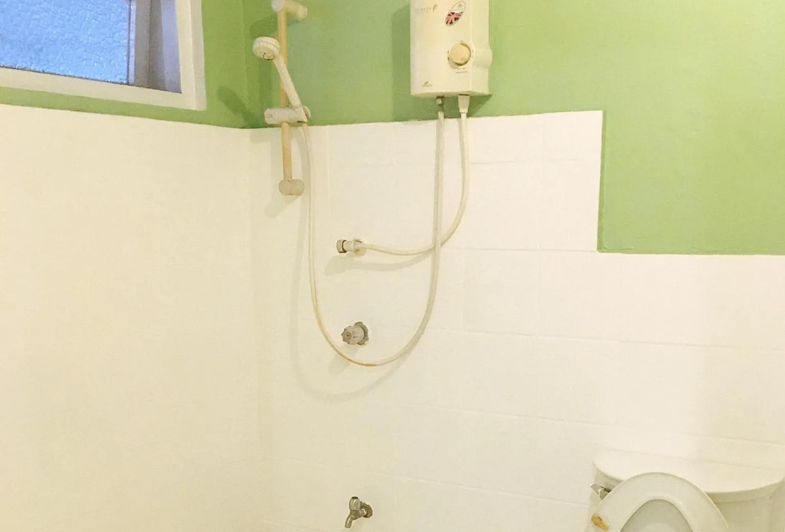 Bathroom in Mainstreet Pension House by RedDoorz