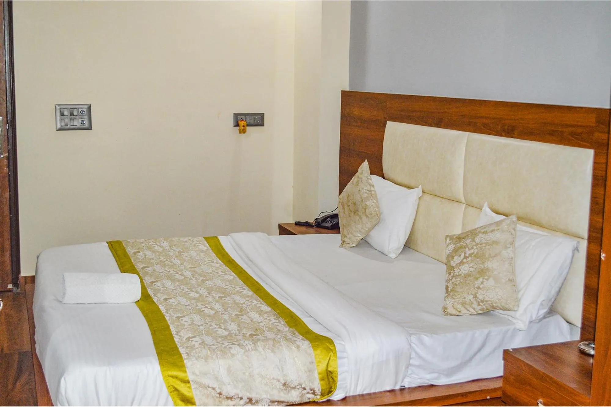 Bedroom, Bed in FabHotel The Golf Inn