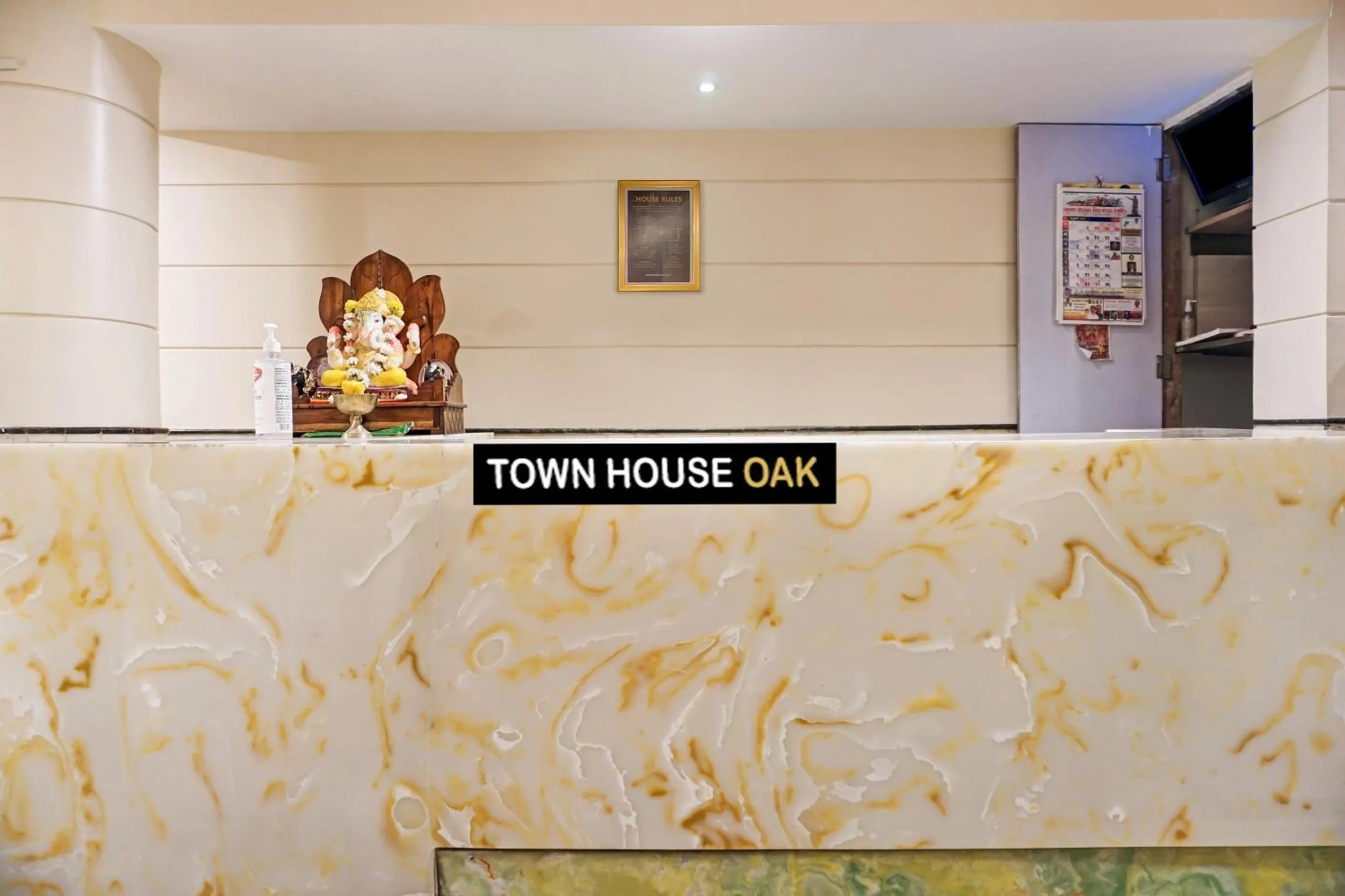 Lobby or reception in Townhouse OAK Gharonda Residency Near Sant Tukaram Nagar Metro Station