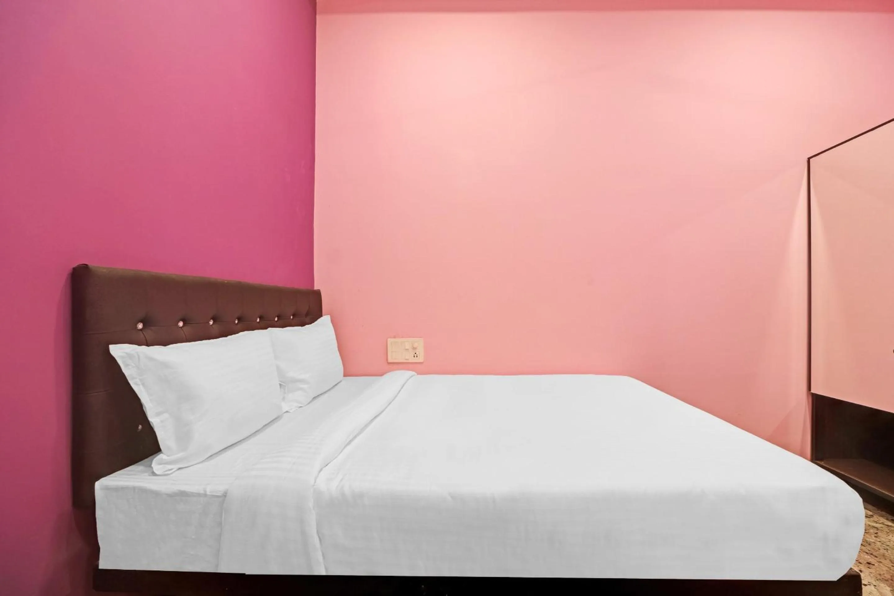 Bedroom, Bed in Capital O Sai Balaji Near Golconda Fort