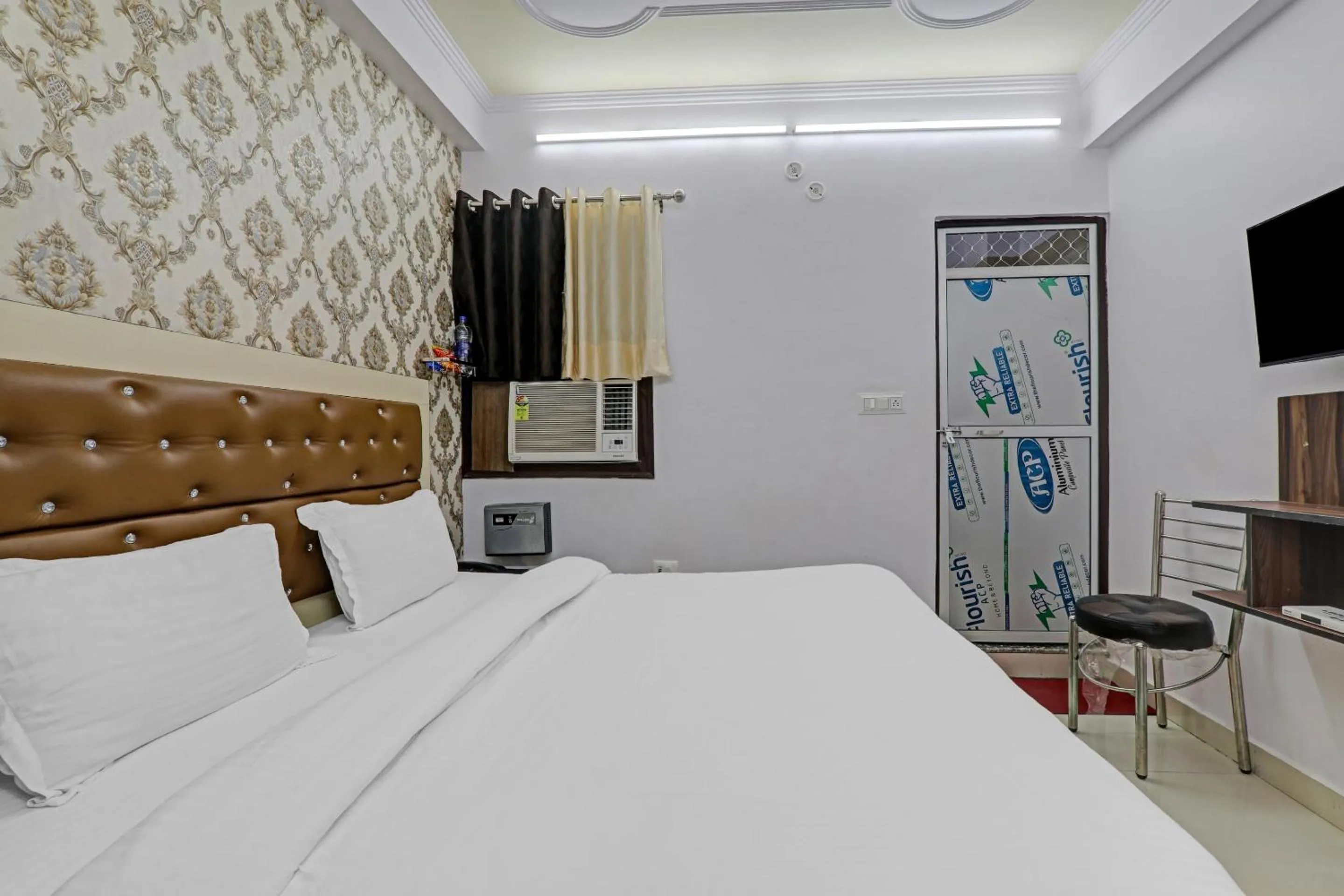 Bedroom in OYO Flagship 86660 Hotel RK Grand