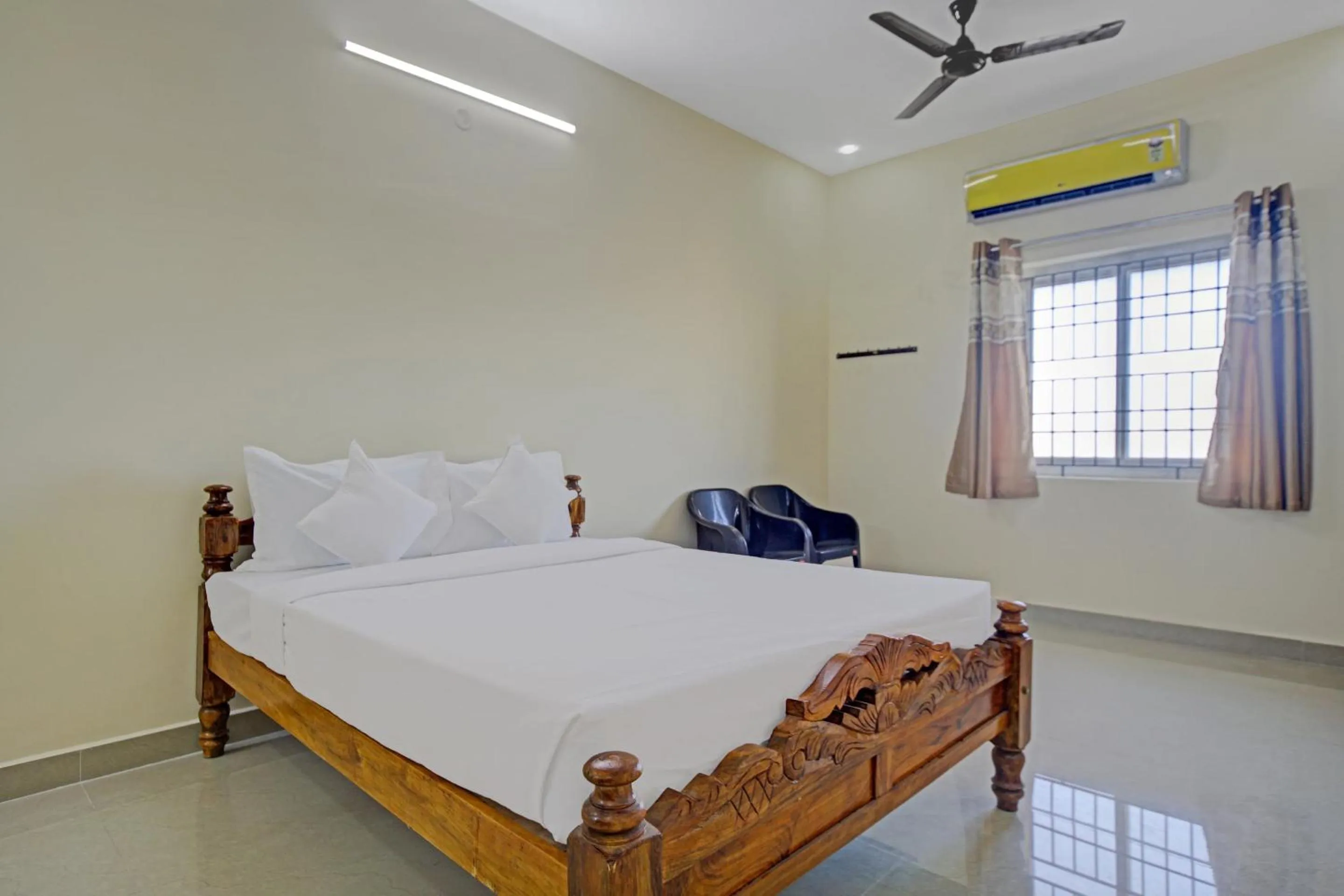 Bedroom, Bed in Hotel O Vsv Guest House