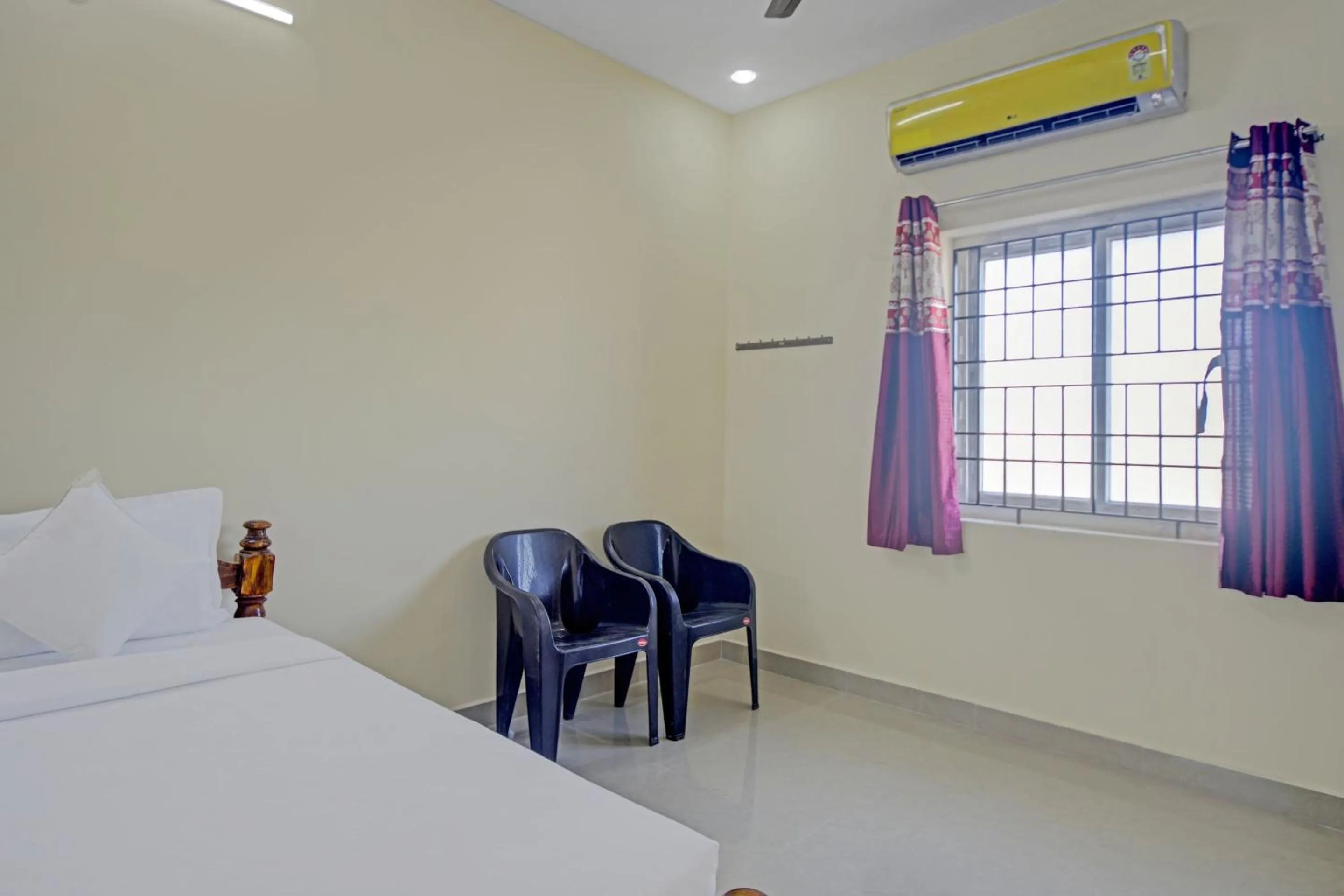 Bedroom, Bed in Hotel O Vsv Guest House