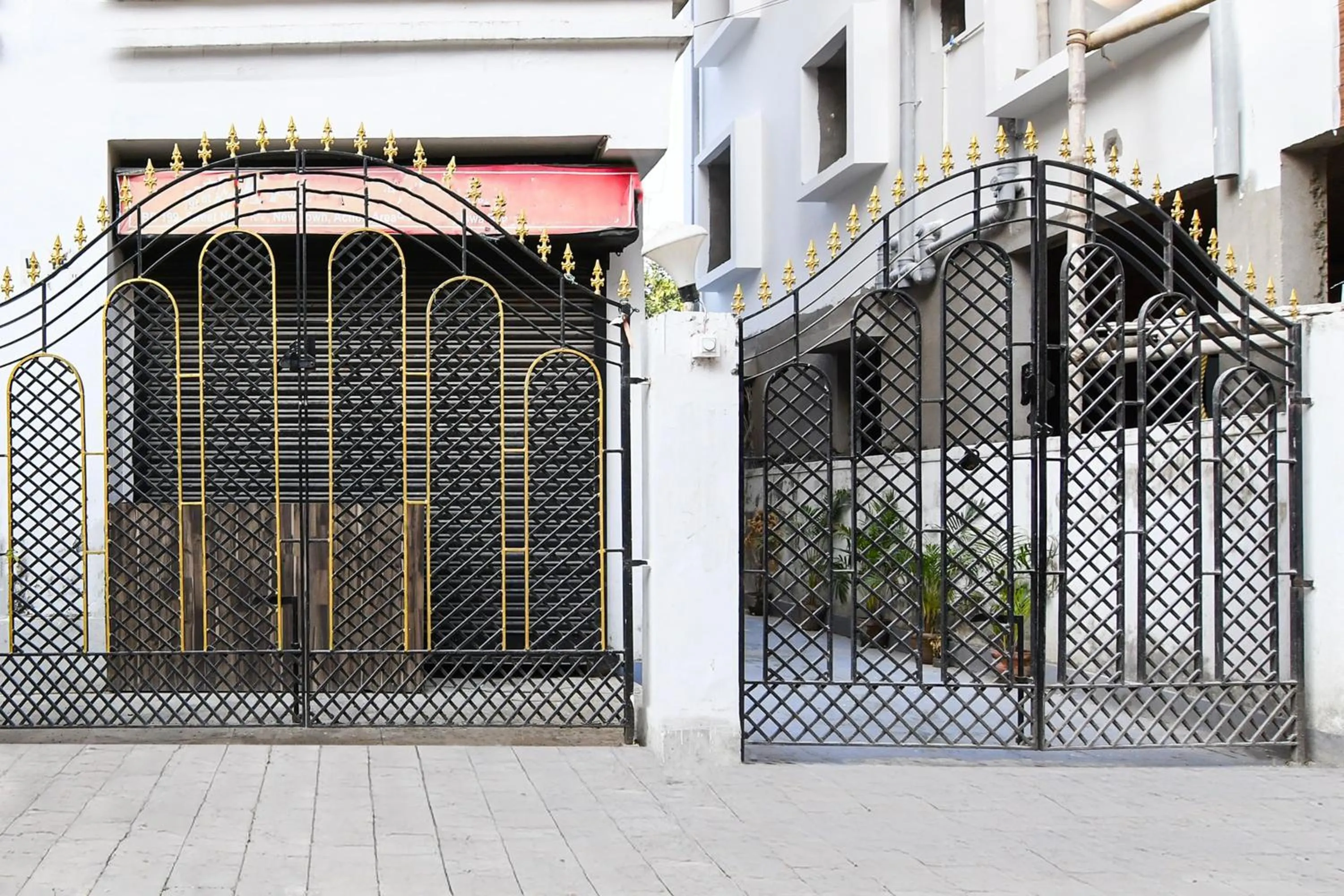 Facade/entrance in Super Hotel O Biswa Bangla Sarani