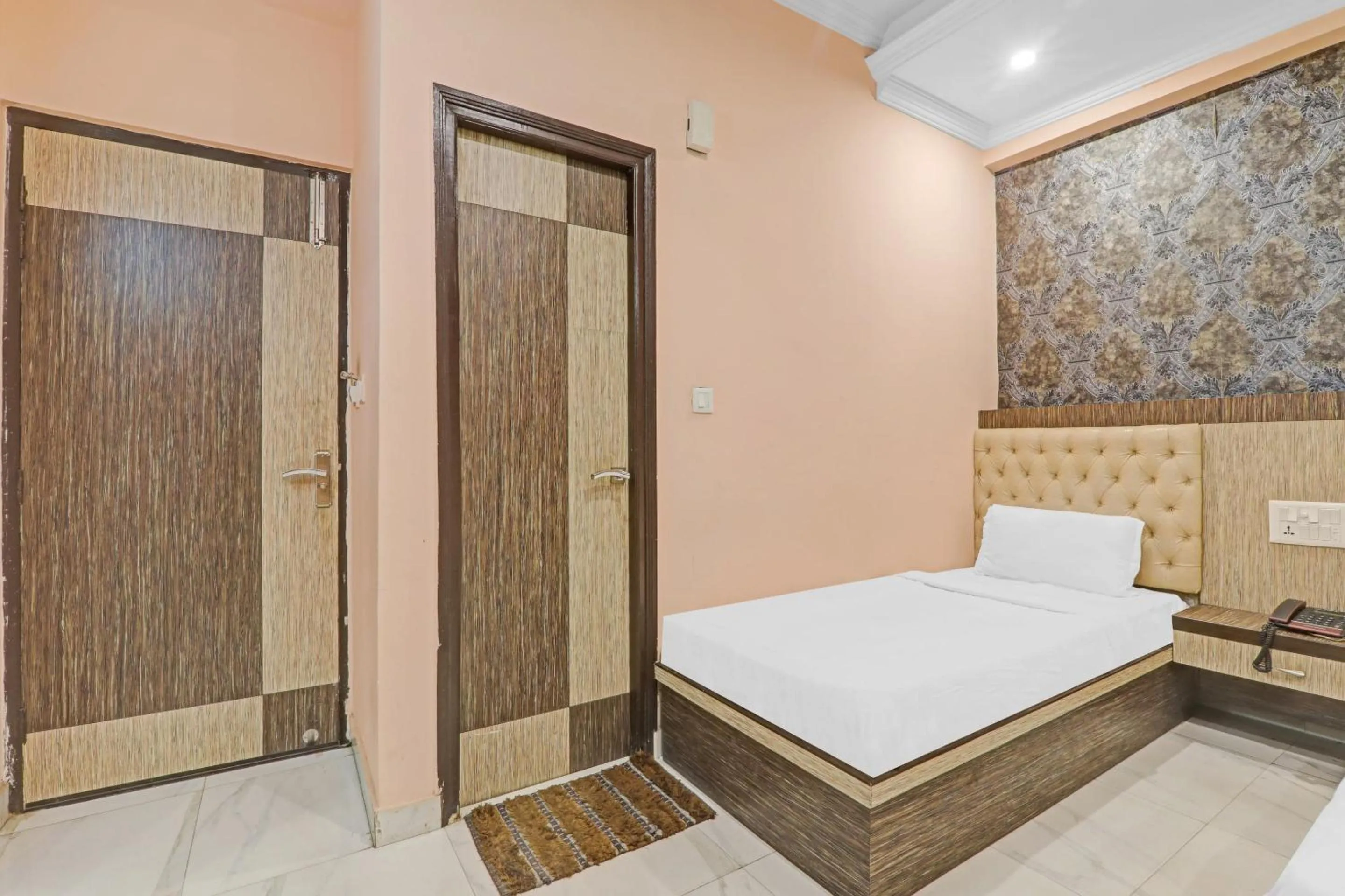 Bedroom, Bed in Super Capital O Townhouse Govinda Royal