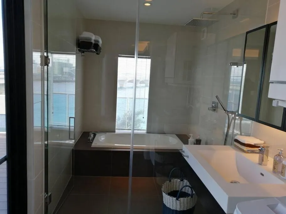 Shower in SALTY HOUSE：海が目の前！