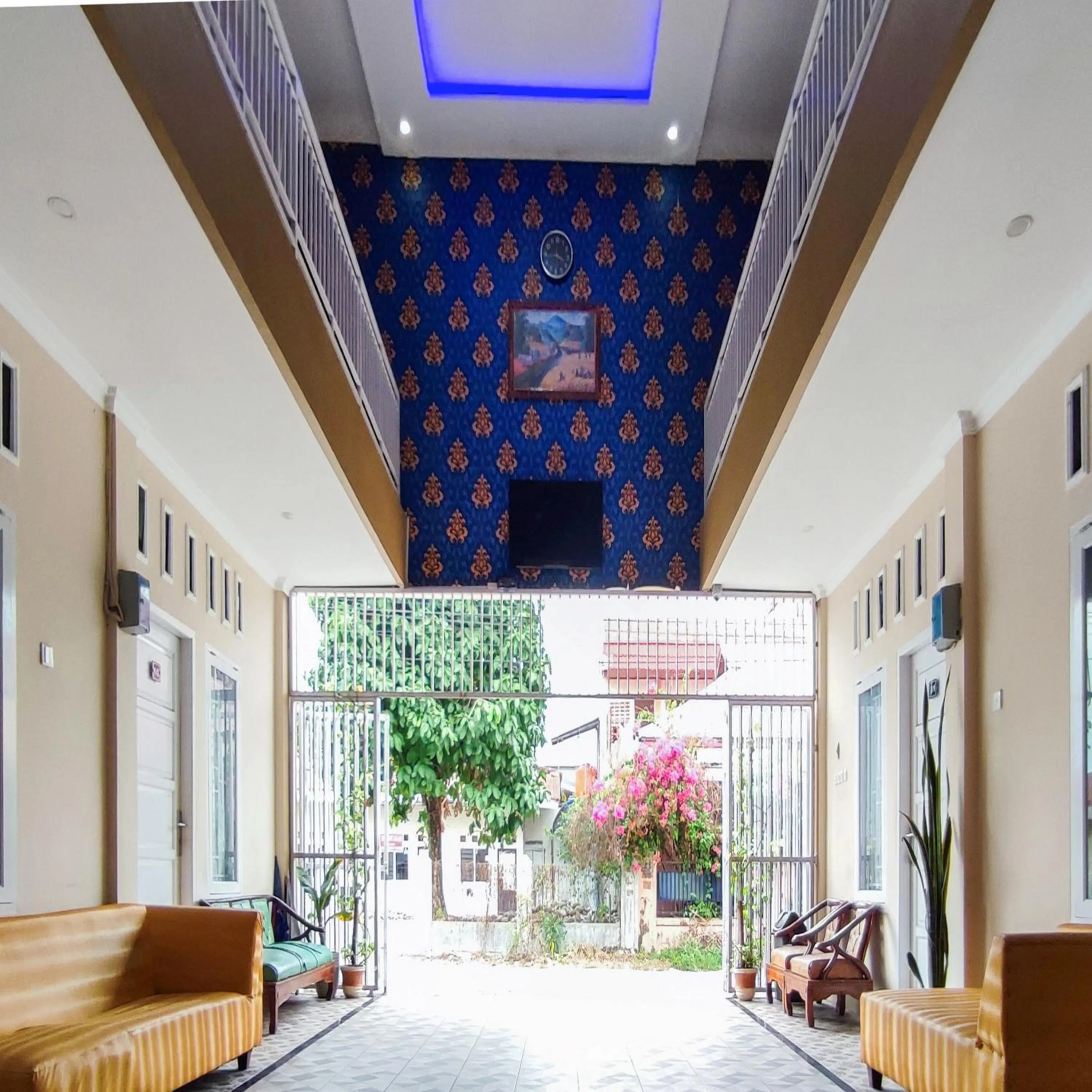 Facade/entrance in RedDoorz Syariah at Khalifi Guest House Padang