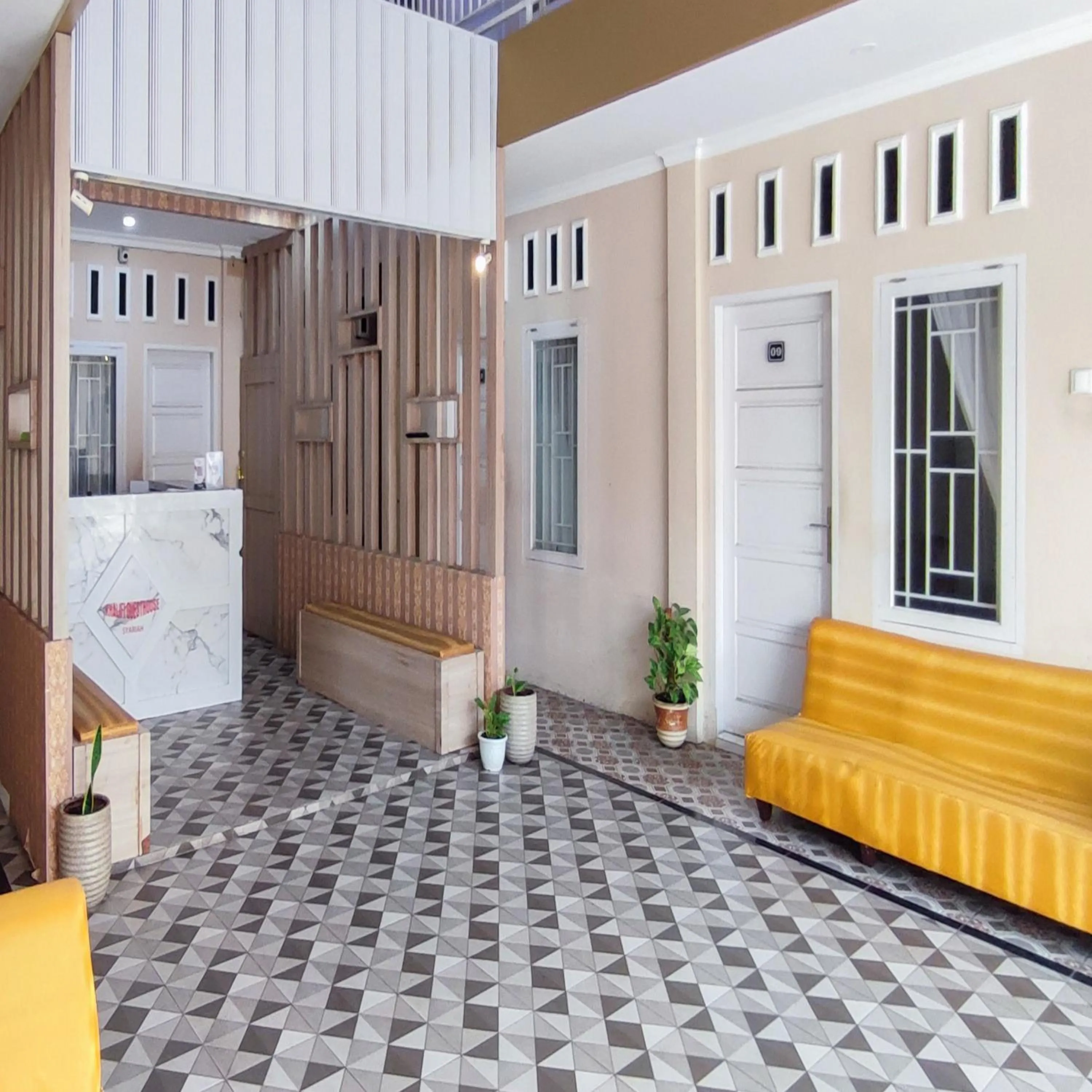 Seating area in RedDoorz Syariah at Khalifi Guest House Padang