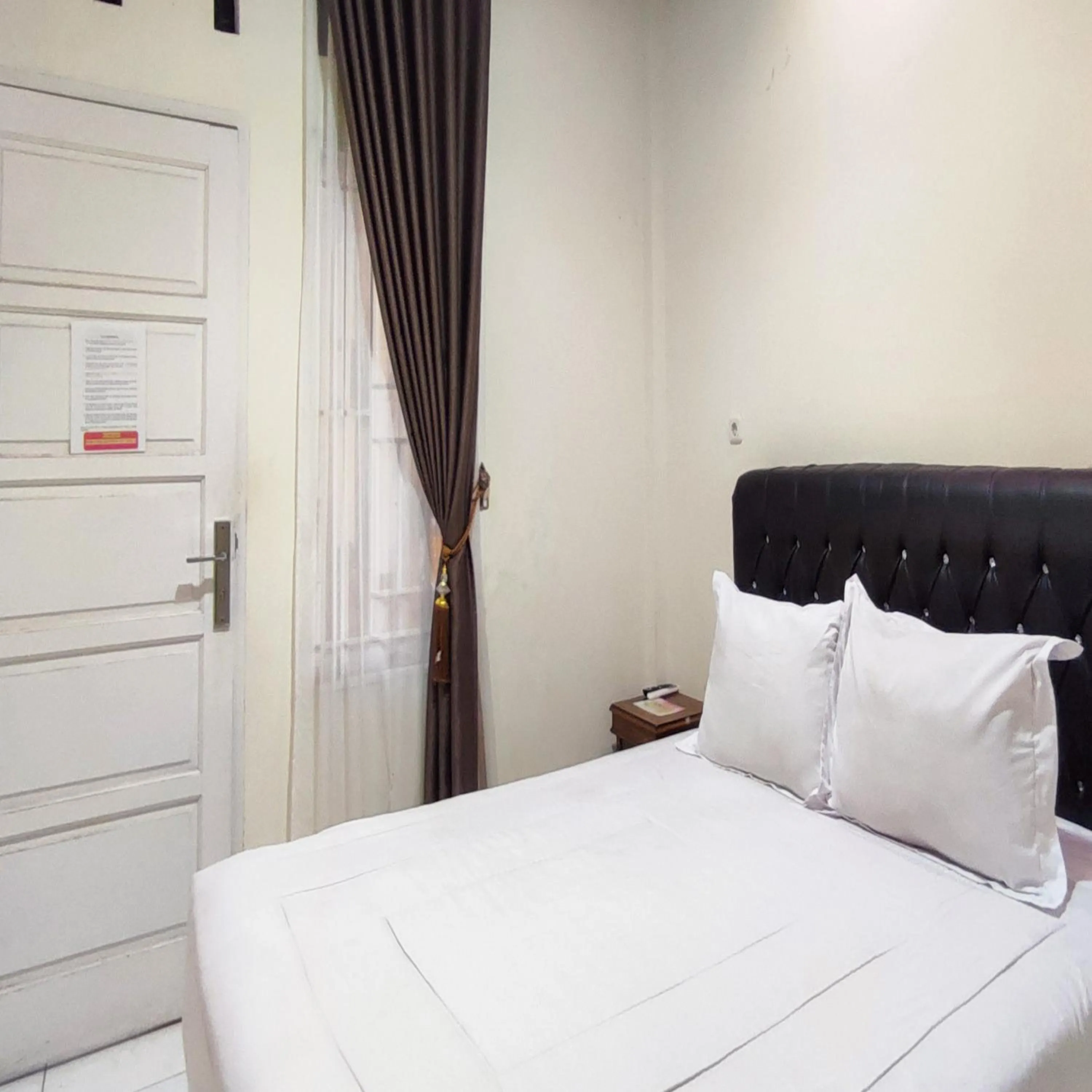 Bedroom, Bed in RedDoorz Syariah at Khalifi Guest House Padang
