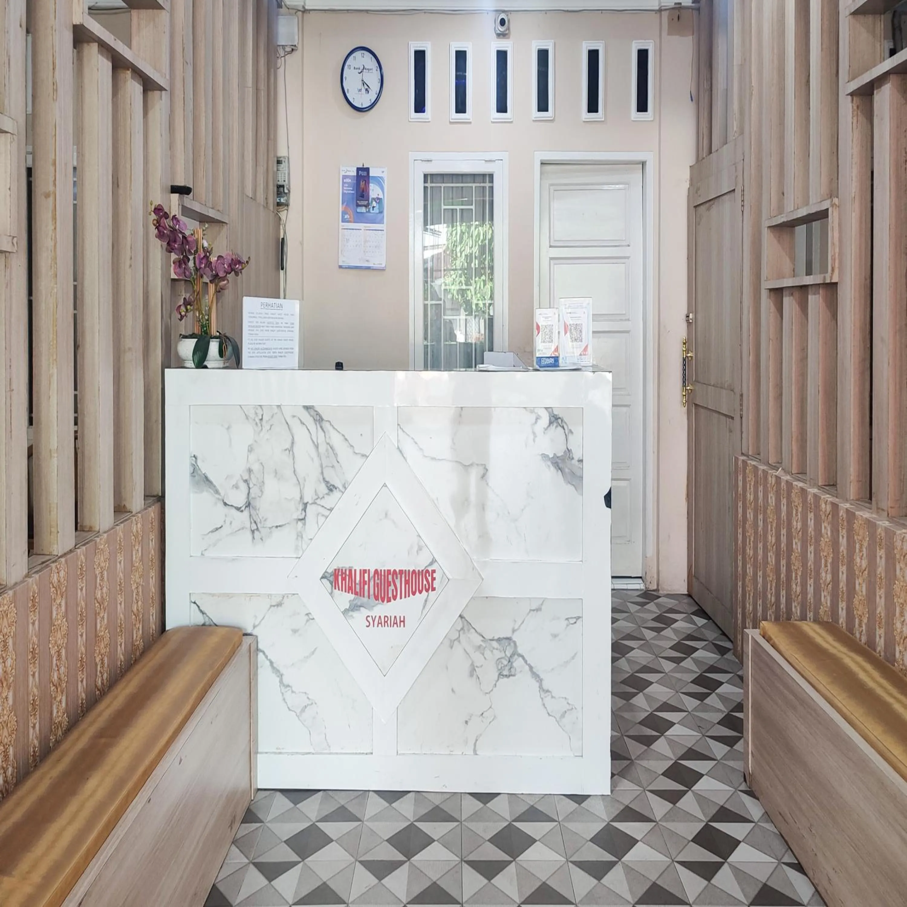 Lobby or reception in RedDoorz Syariah at Khalifi Guest House Padang