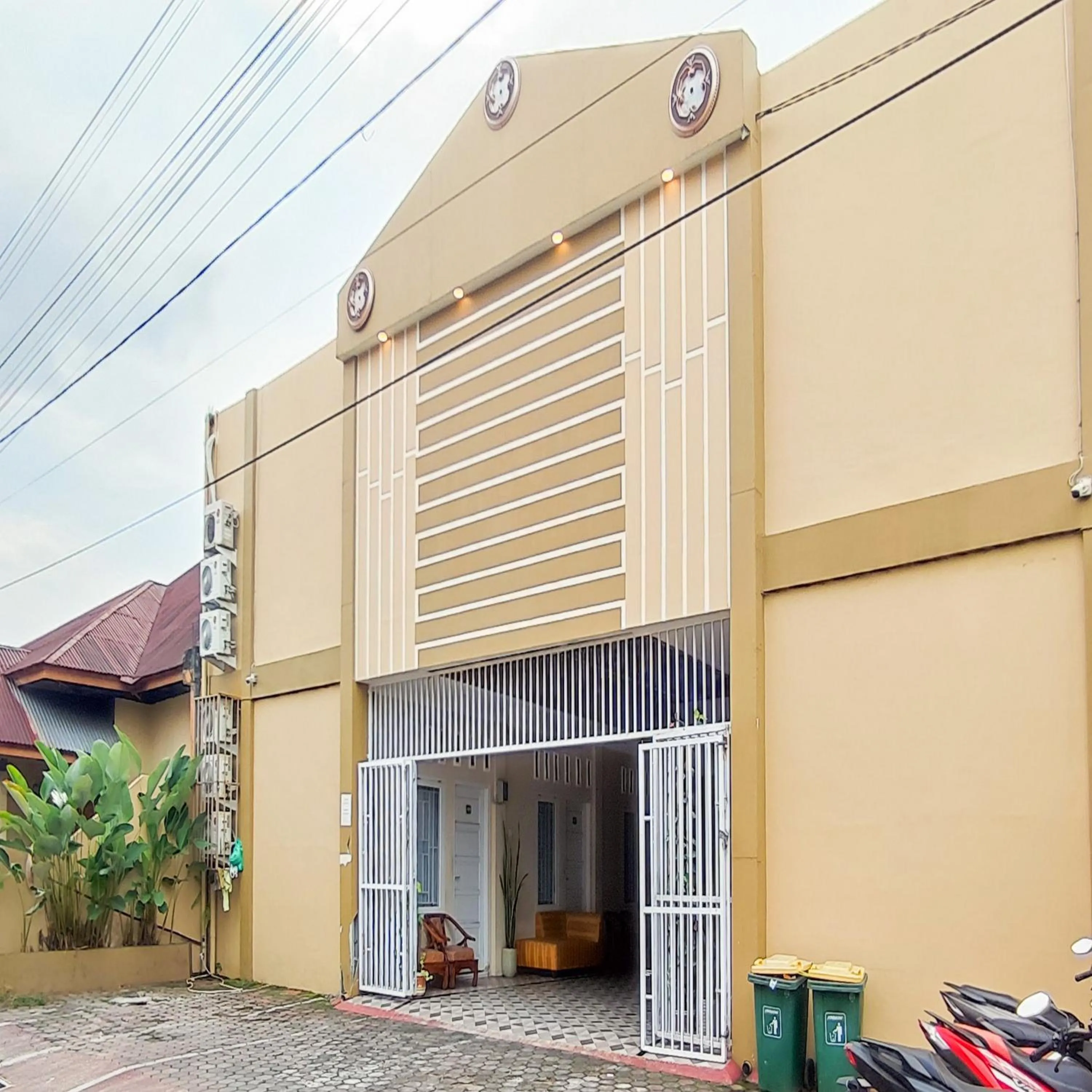 Facade/entrance in RedDoorz Syariah at Khalifi Guest House Padang