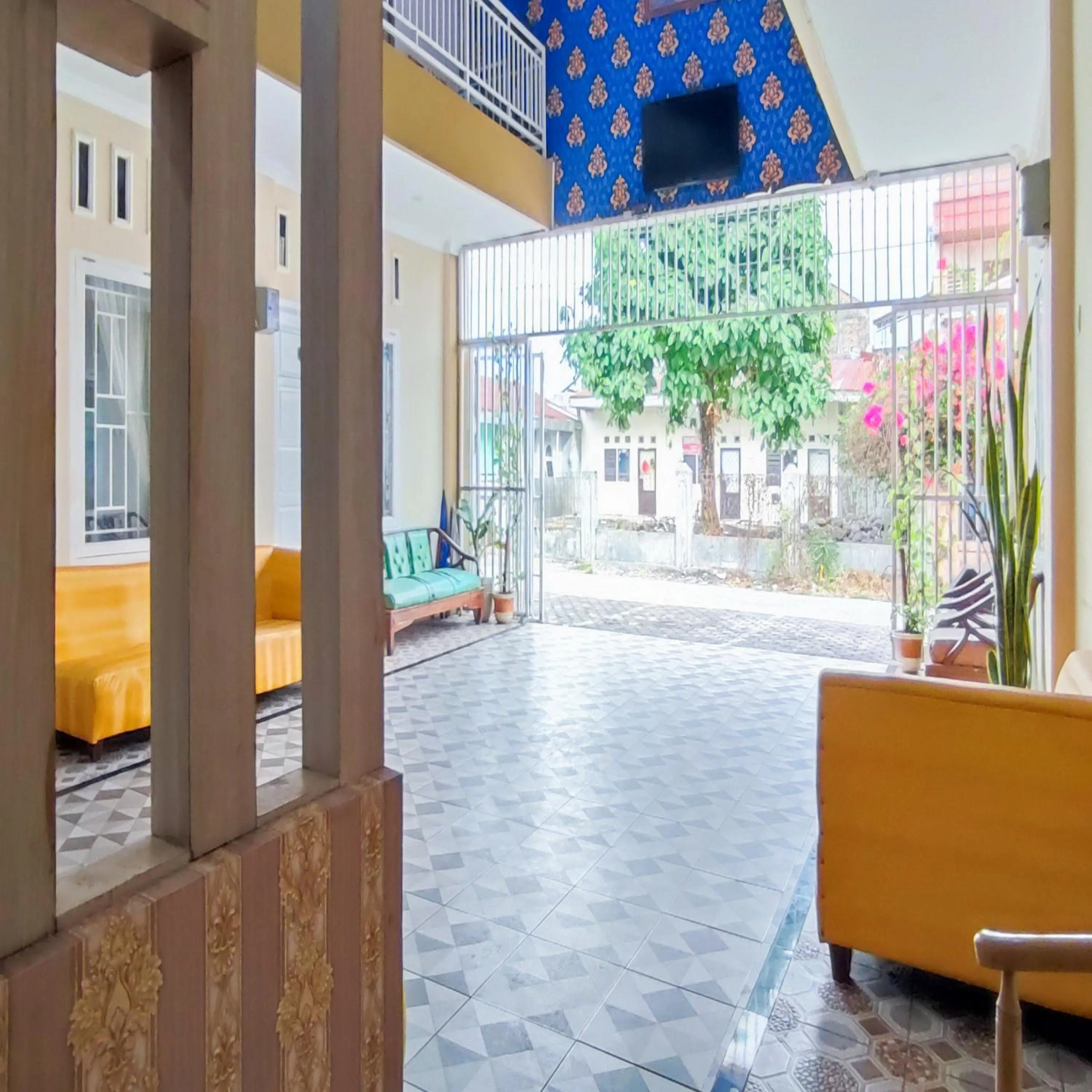 Lobby or reception in RedDoorz Syariah at Khalifi Guest House Padang