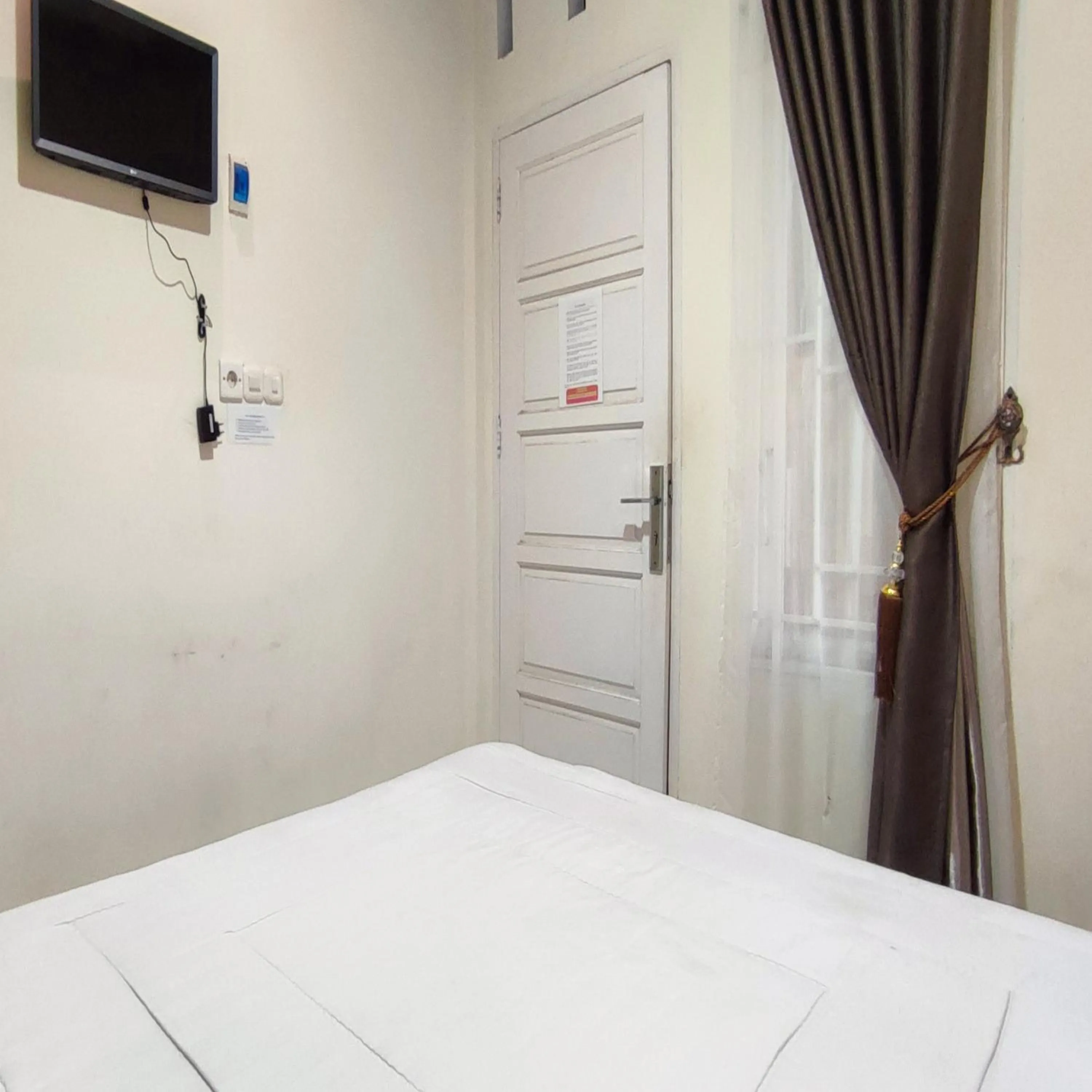 Bedroom, Bed in RedDoorz Syariah at Khalifi Guest House Padang