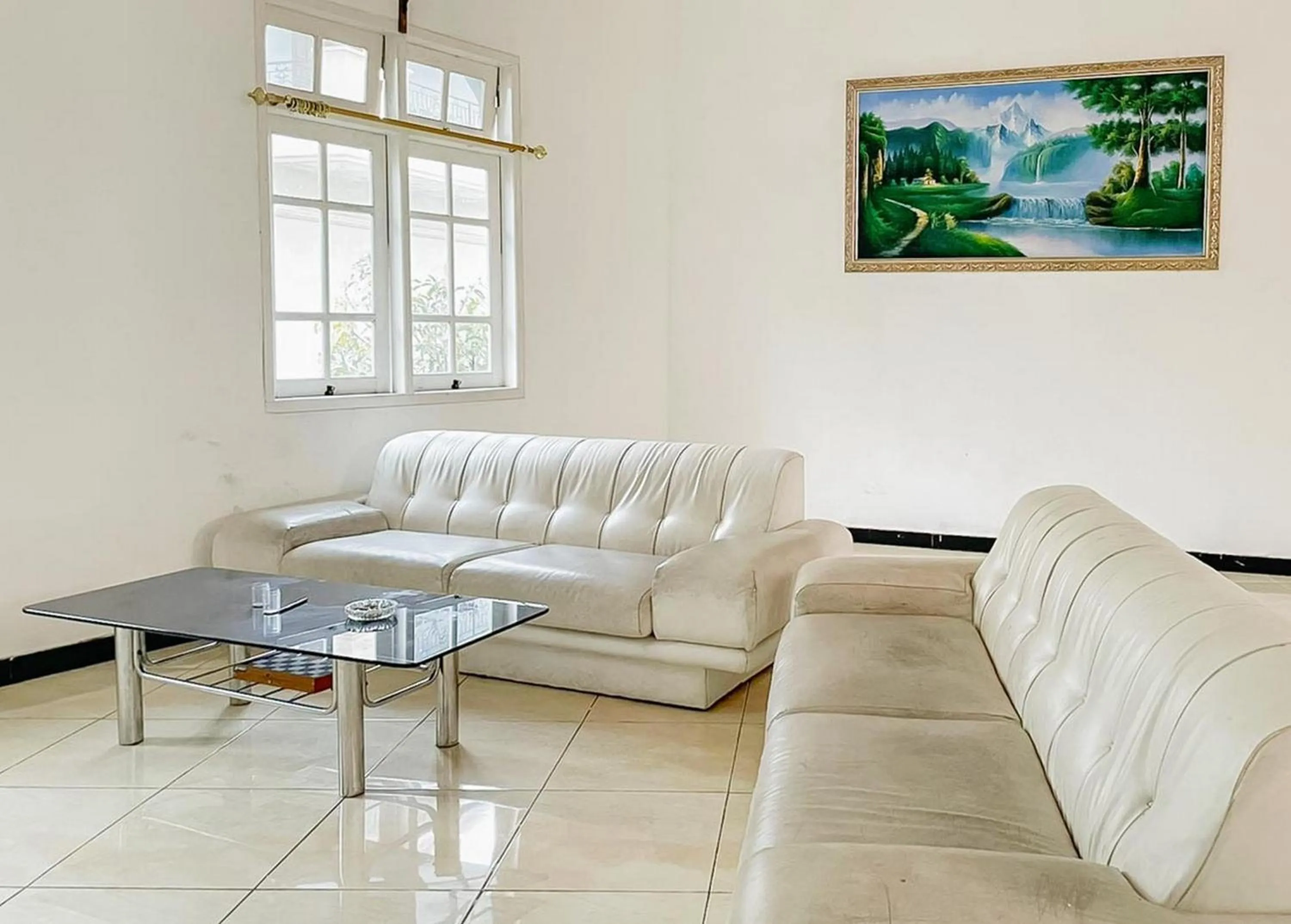 Seating area in RedDoorz at LeDug Tretes