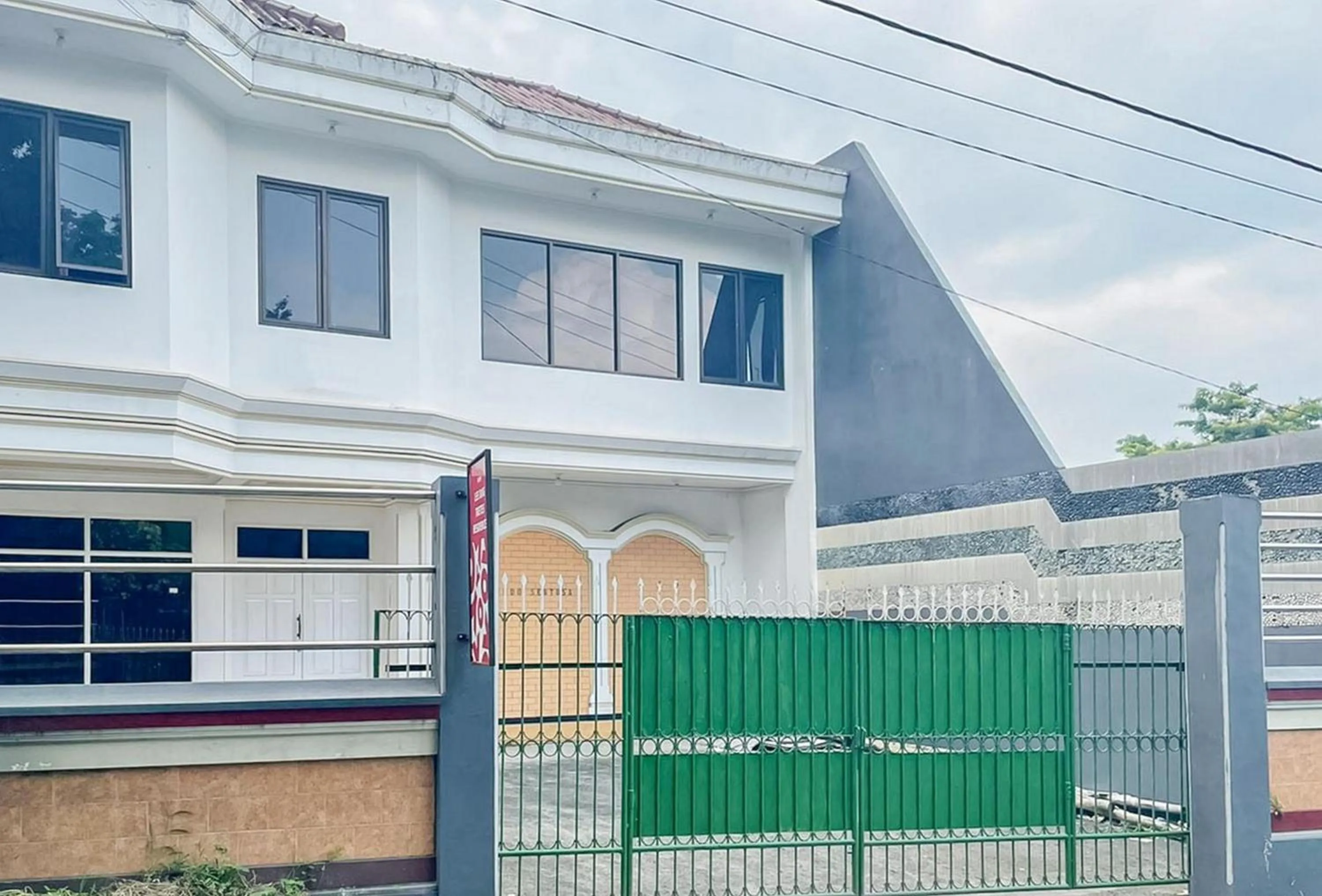 Facade/entrance in RedDoorz at LeDug Tretes