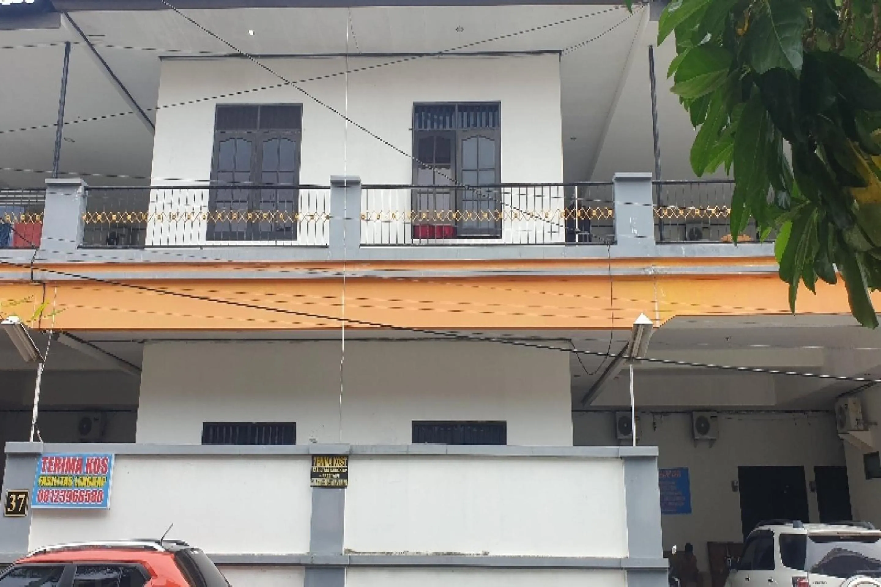 Facade/entrance in OYO 90990 Surya Residence