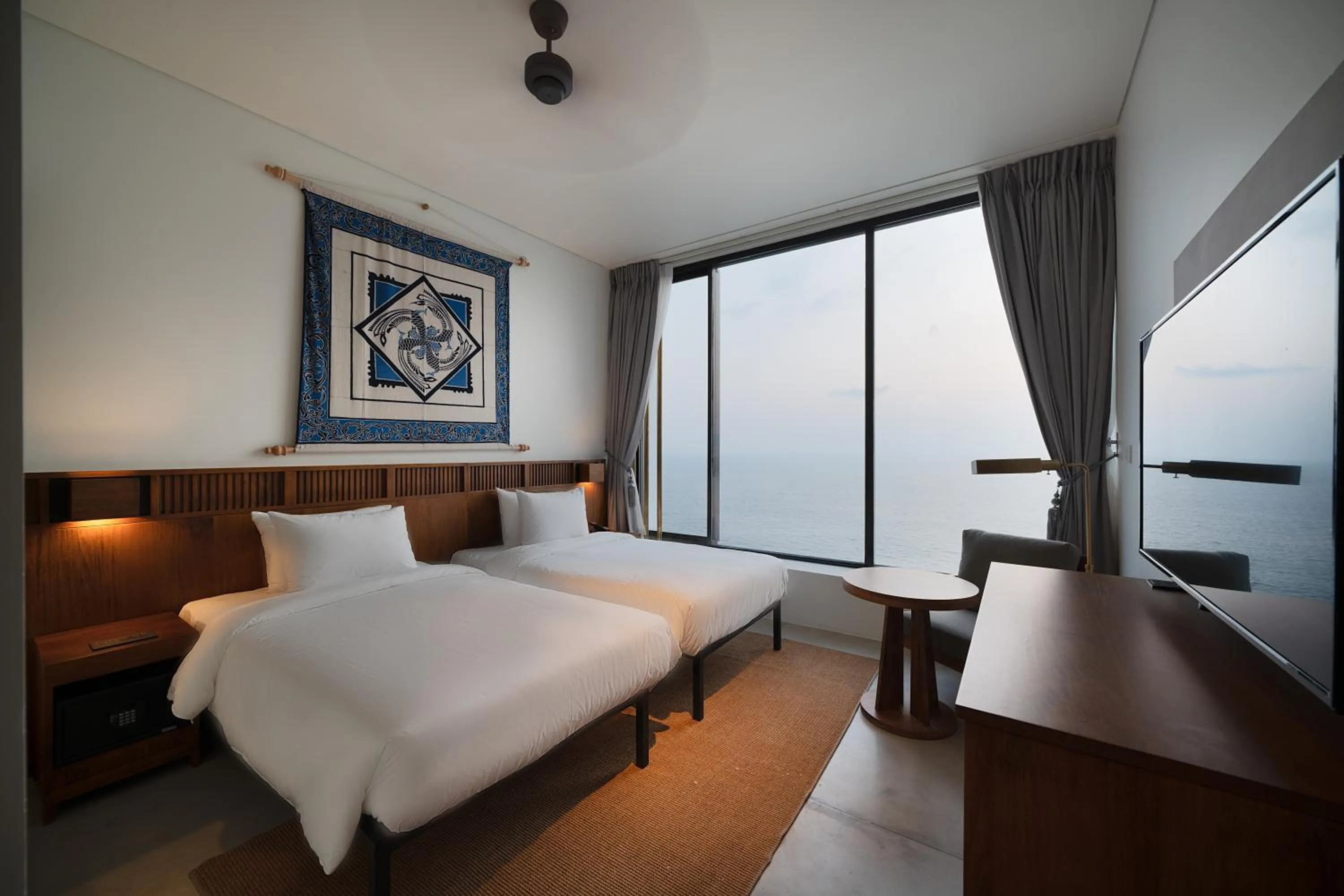 Sea view, Bed in Granbell Hotel Colombo