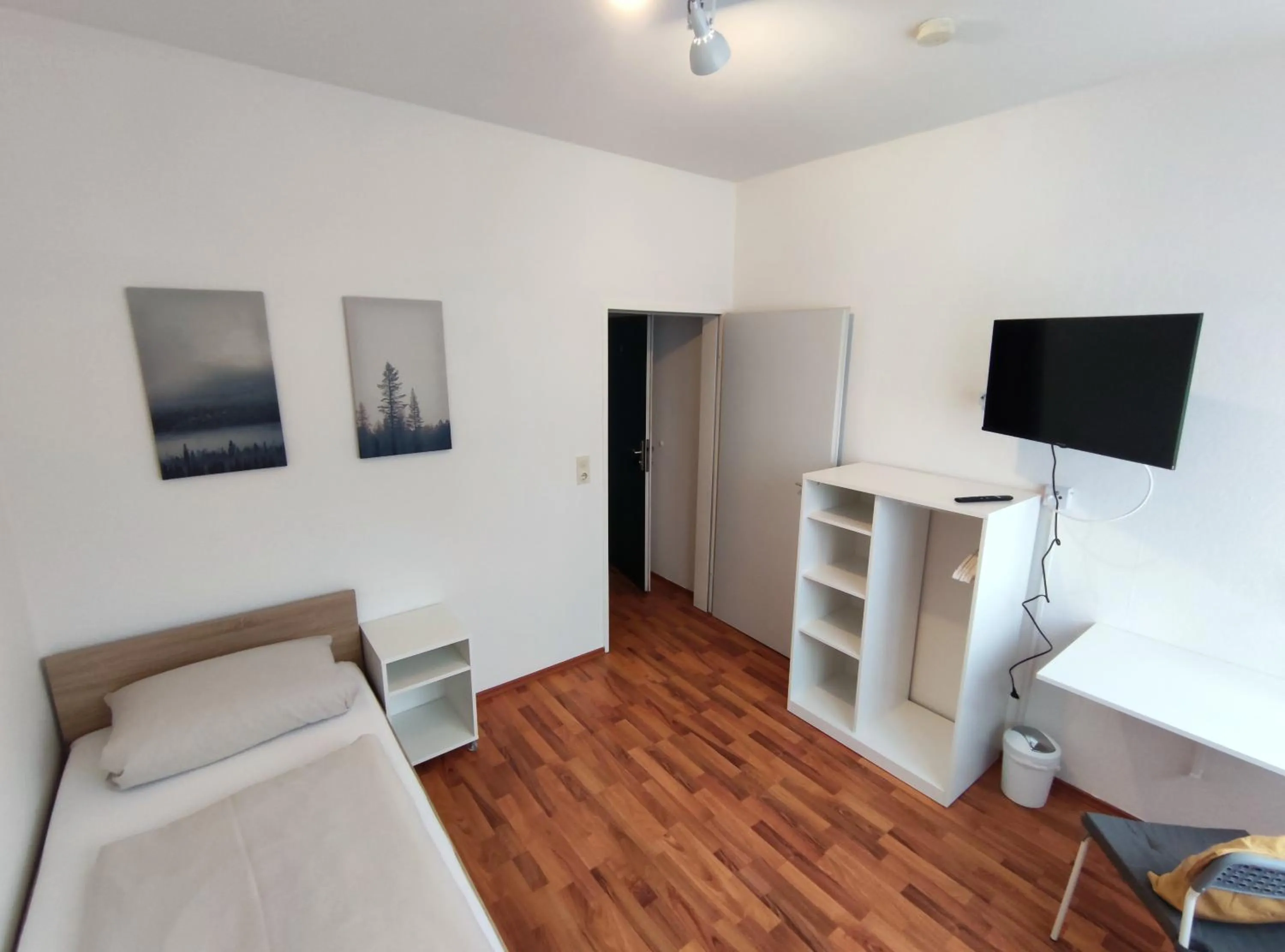 TV and multimedia in Gästehaus am Bahnhof, Self-Check-In