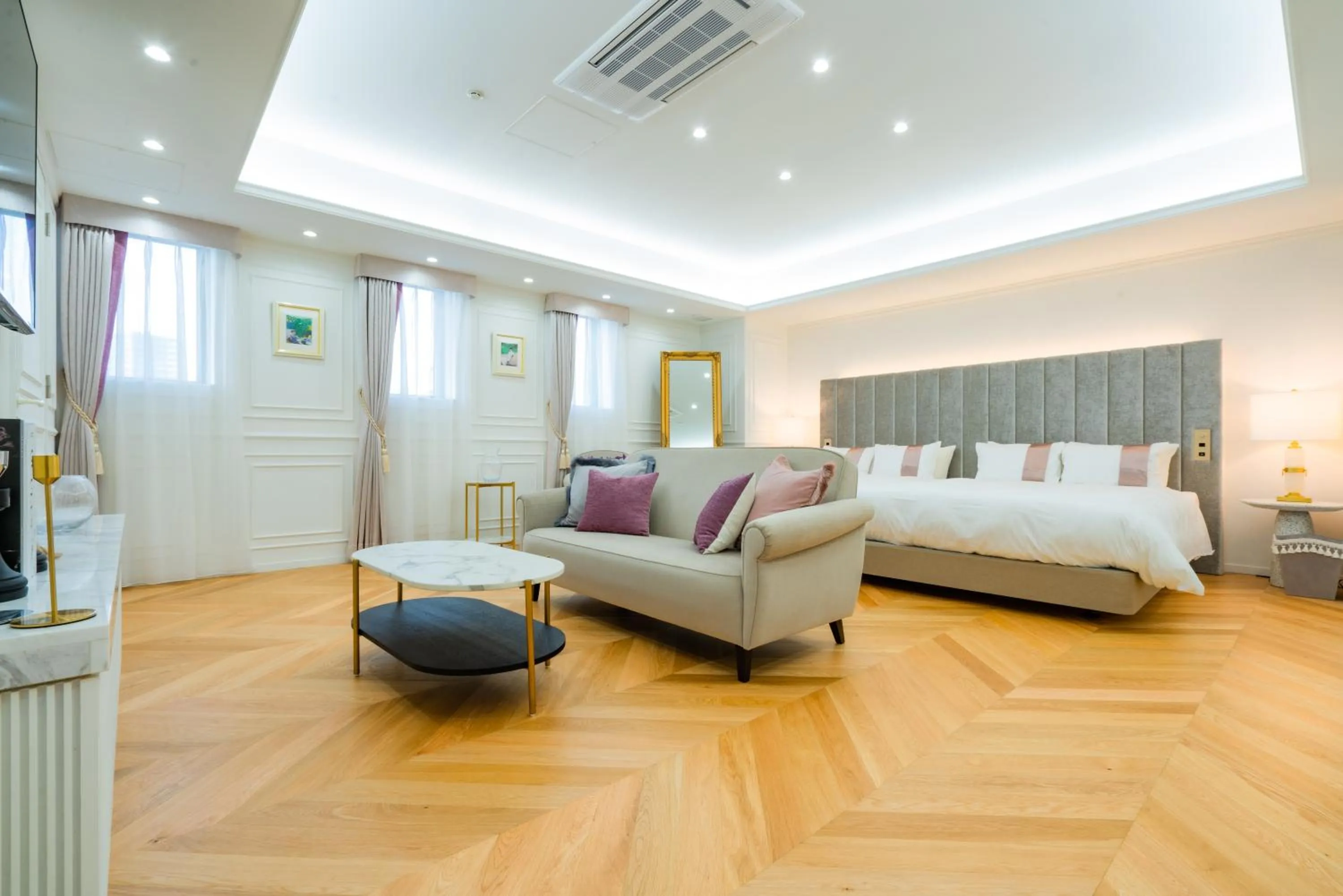 Seating area, Bed in Randor Hotel Hiroshima Prestige