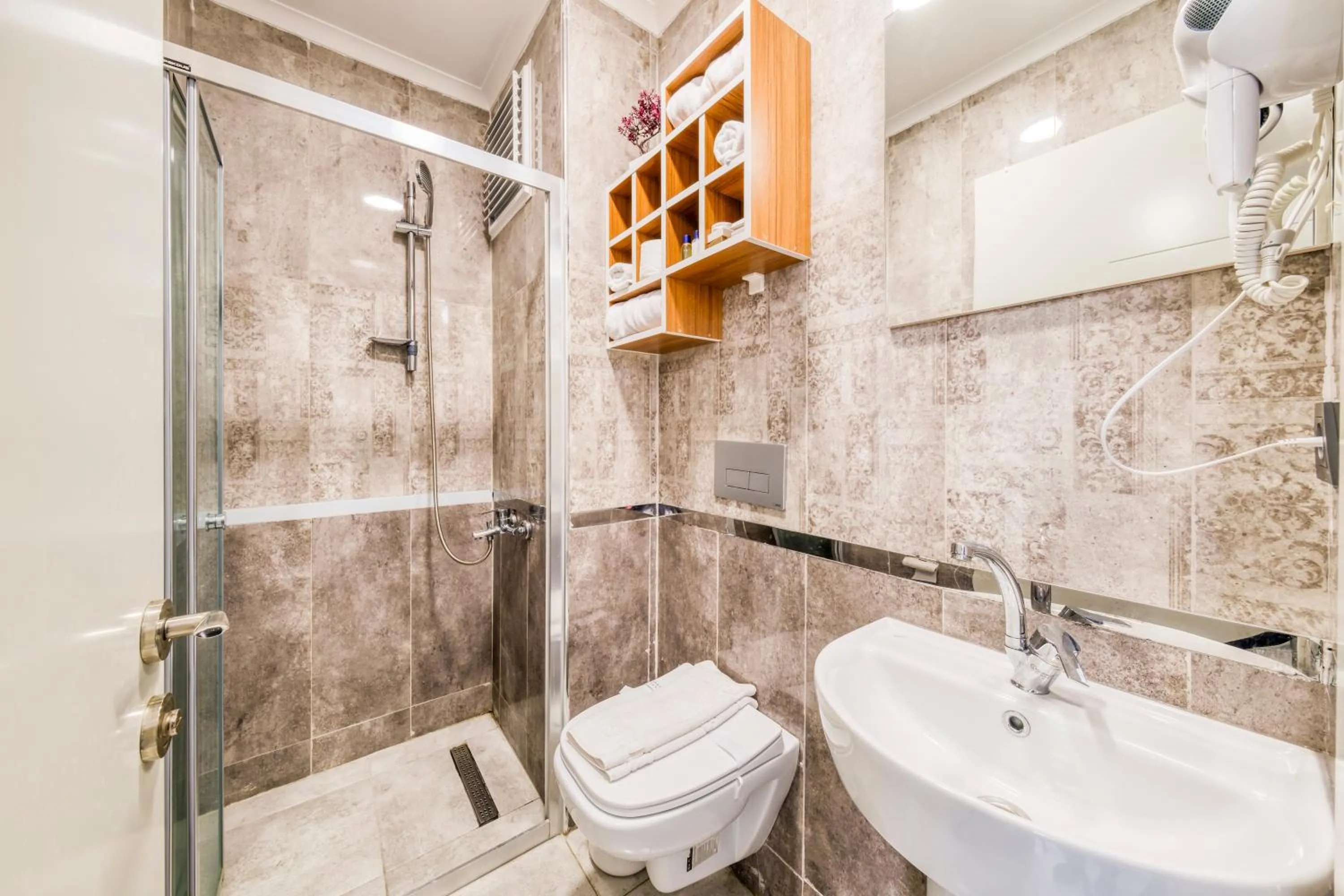 Shower in Zin D Sefin Aparts