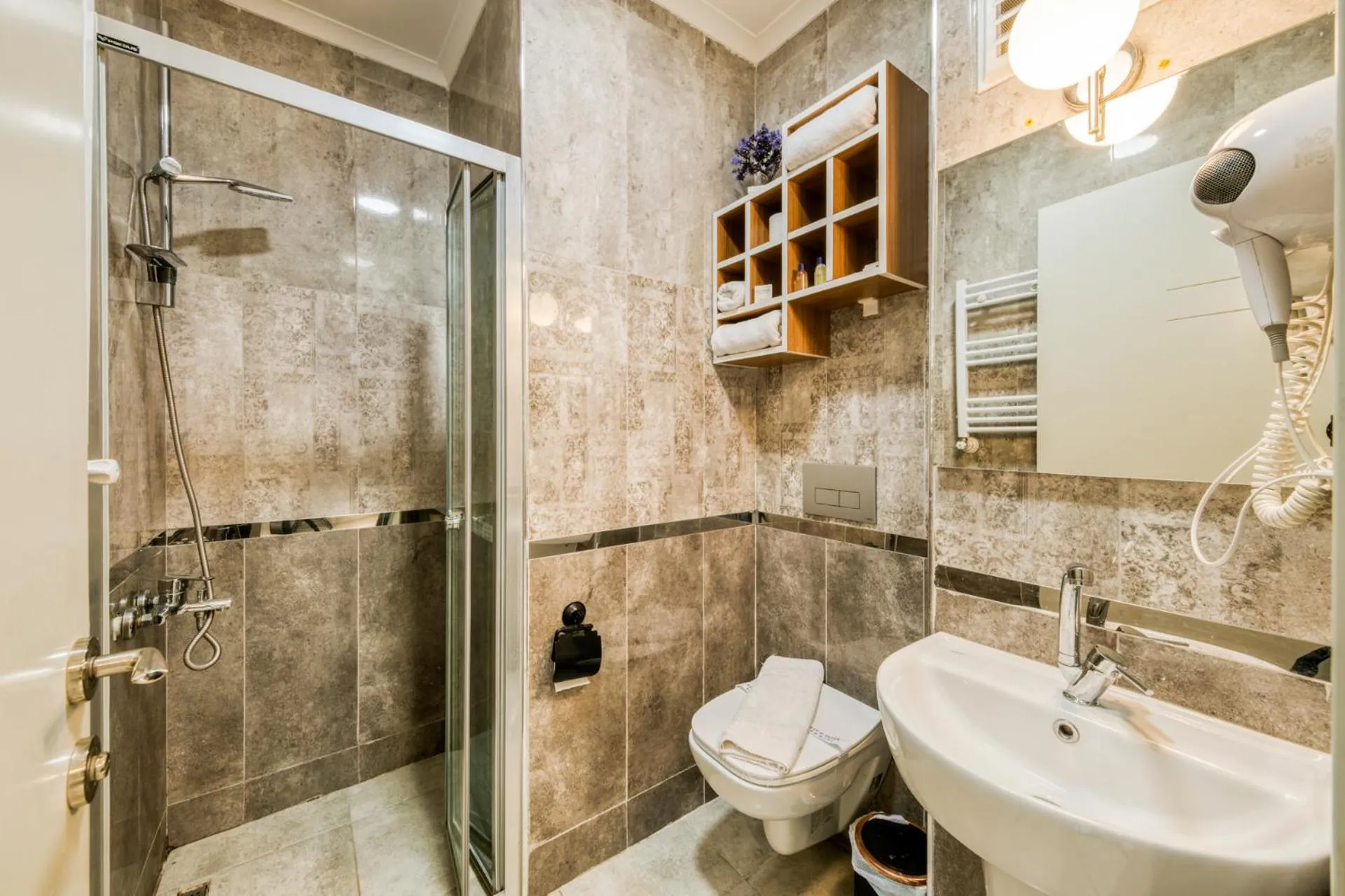 Shower in Zin D Sefin Aparts